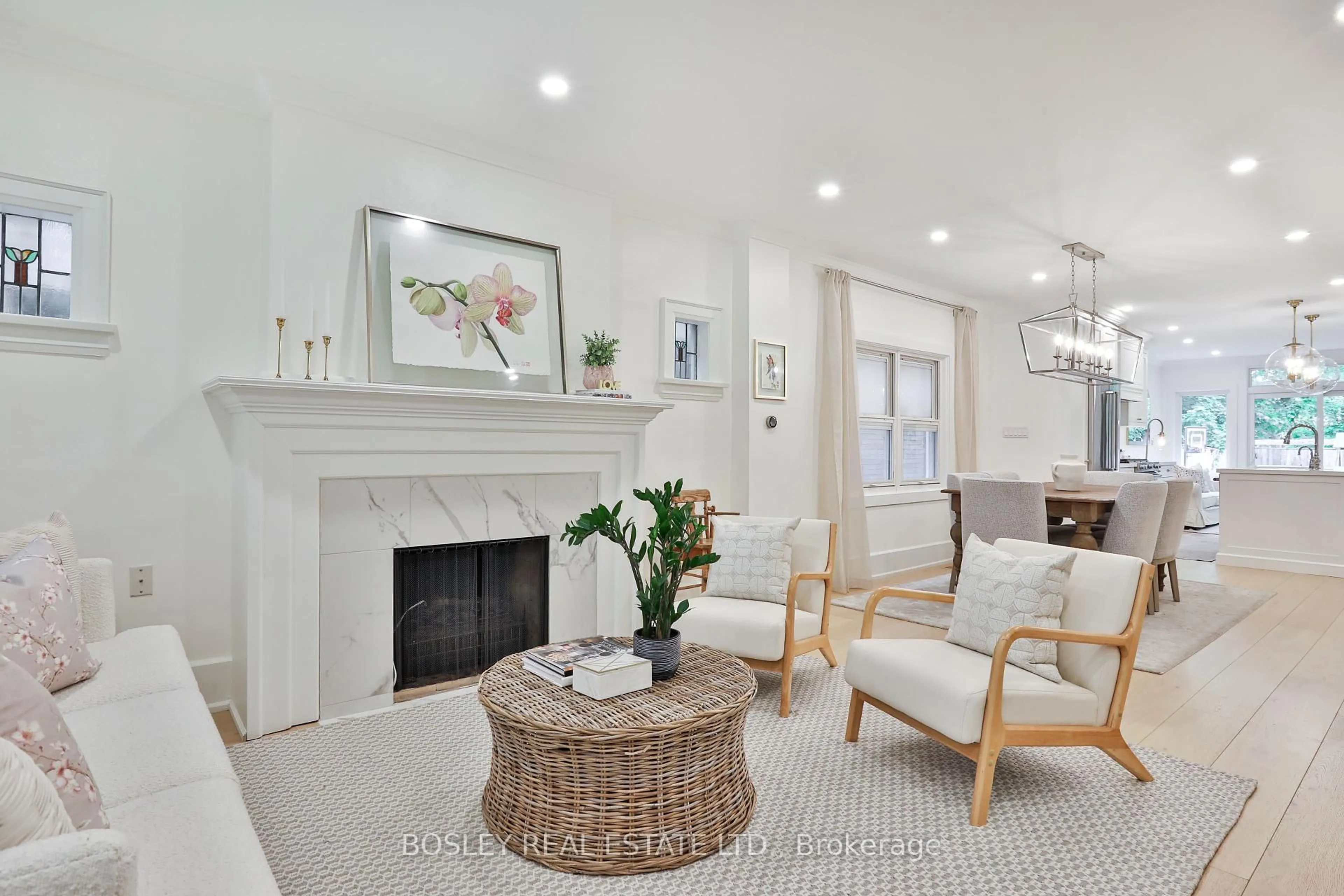 Living room with furniture, unknown for 568 Balliol St, Toronto Ontario M4S 1E5