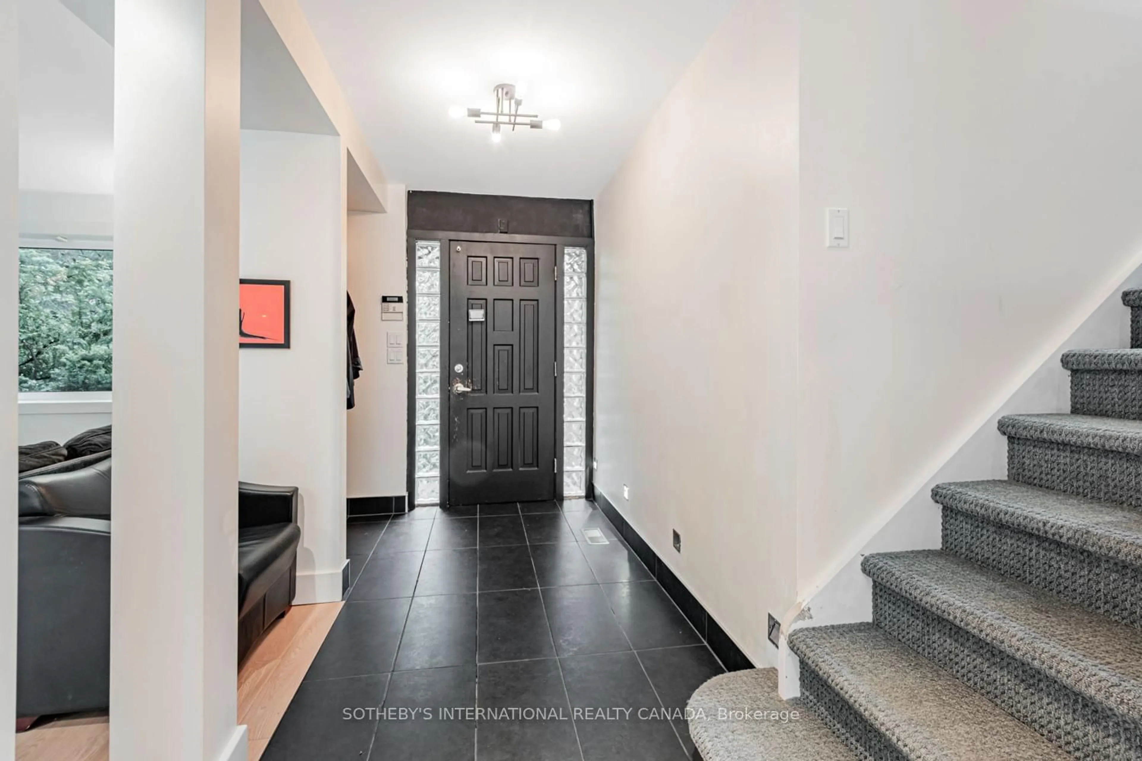 Indoor entryway for 34 Killdeer Cres, Toronto Ontario M4G 2W8
