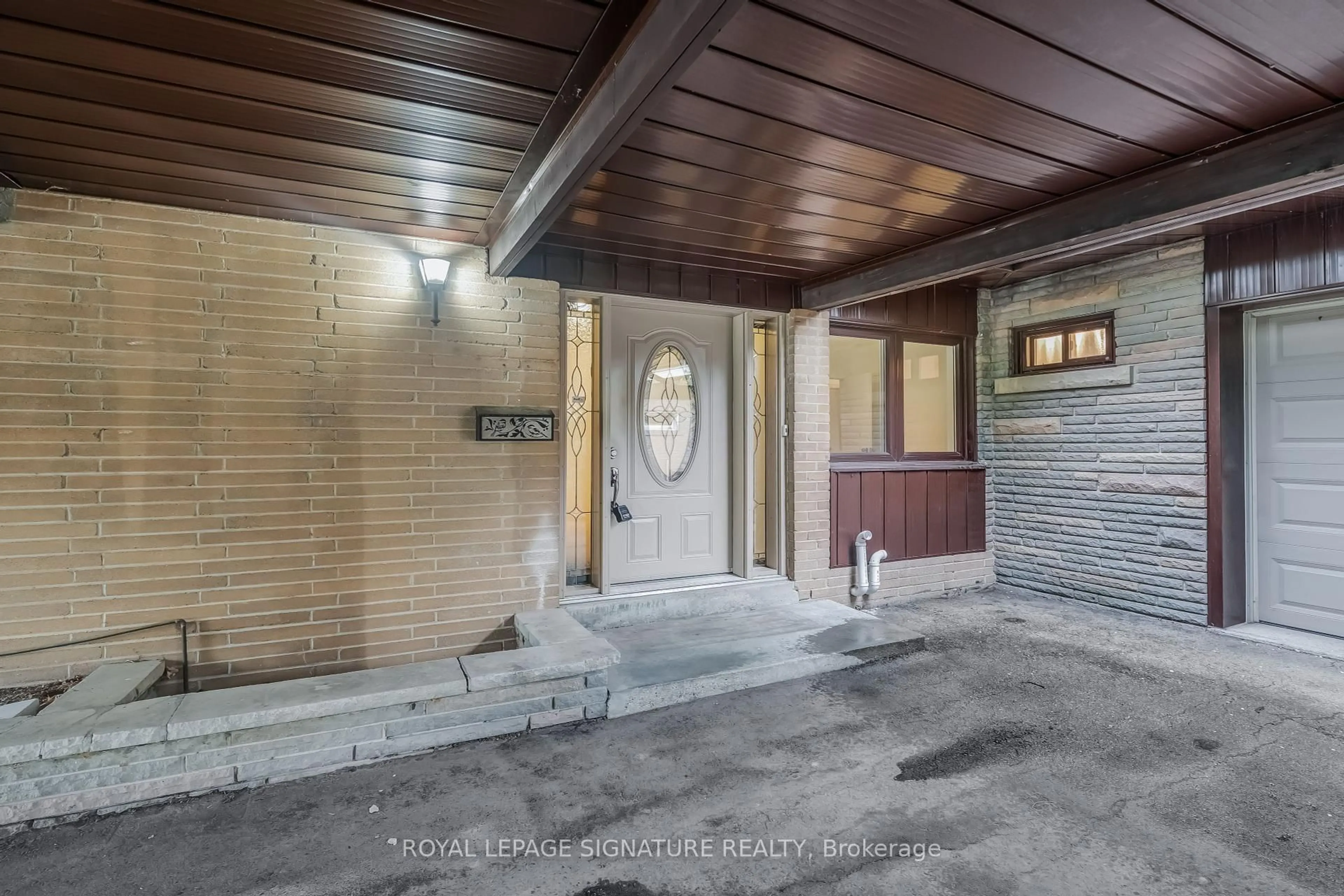 Indoor foyer for 23 Palomino Cres, Toronto Ontario M2K 1W2