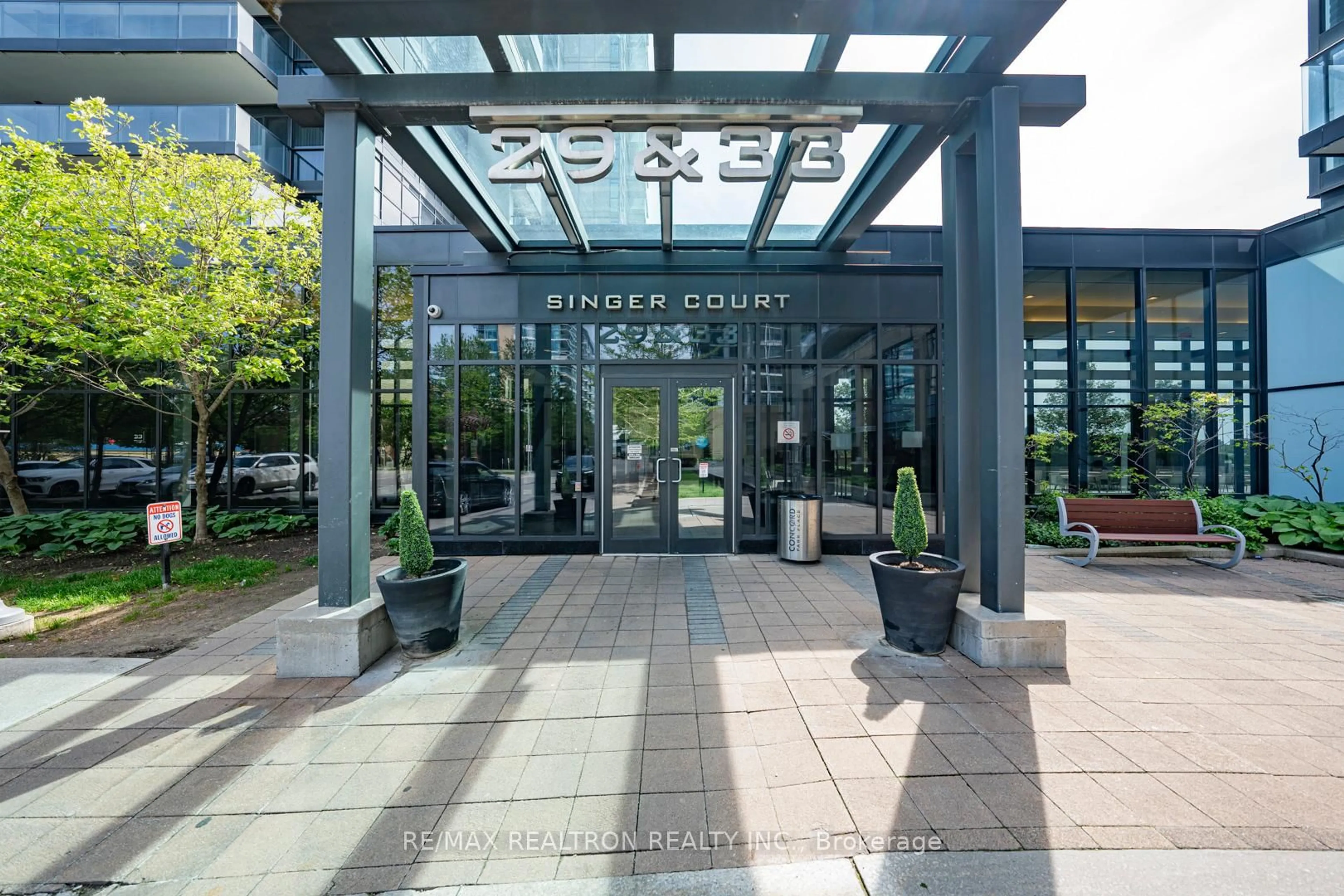 Indoor foyer for 29 Singer Crt #711, Toronto Ontario M2K 0B3