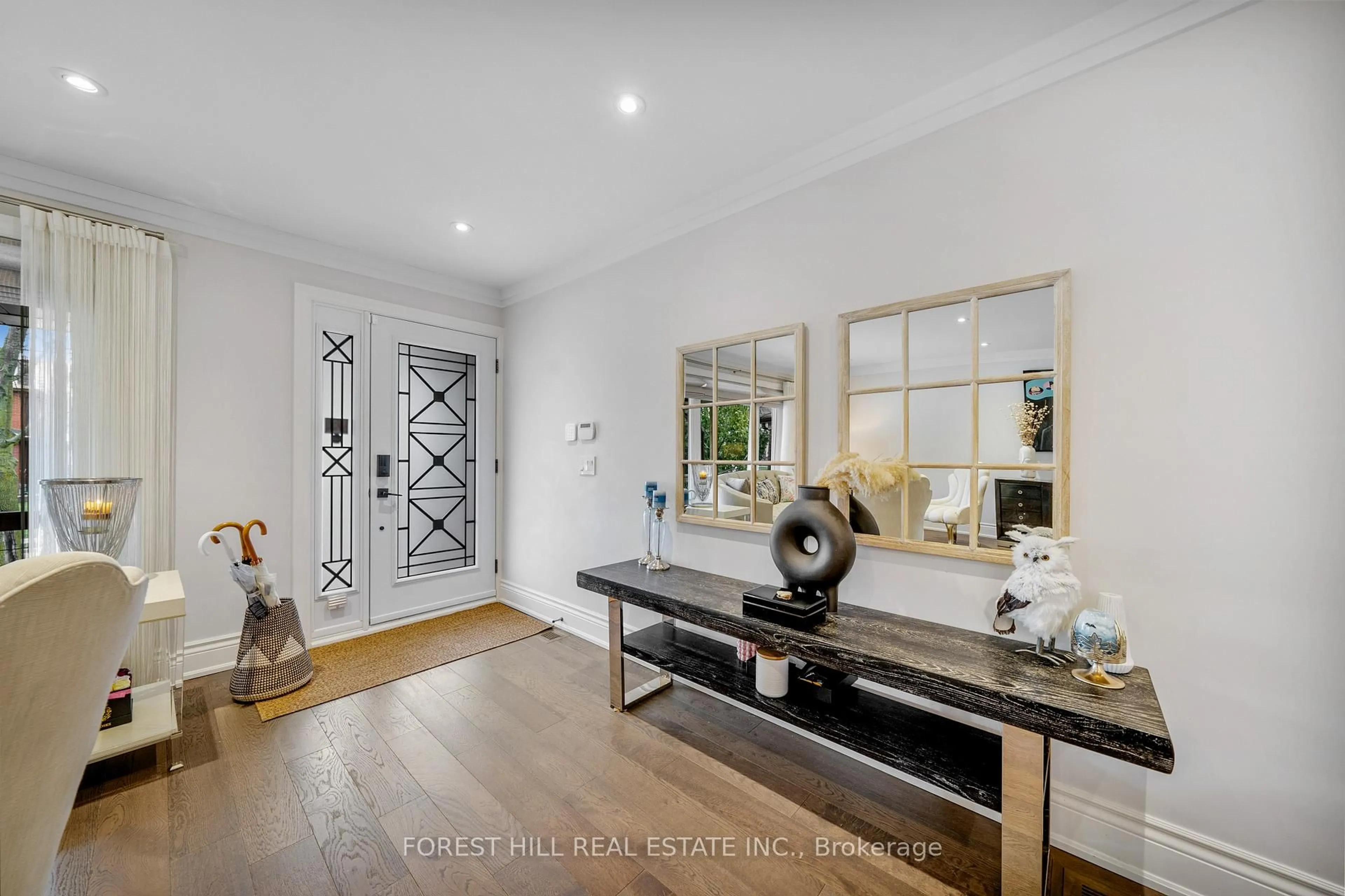 Indoor entryway for 33 Madawaska Ave, Toronto Ontario M2M 2R1