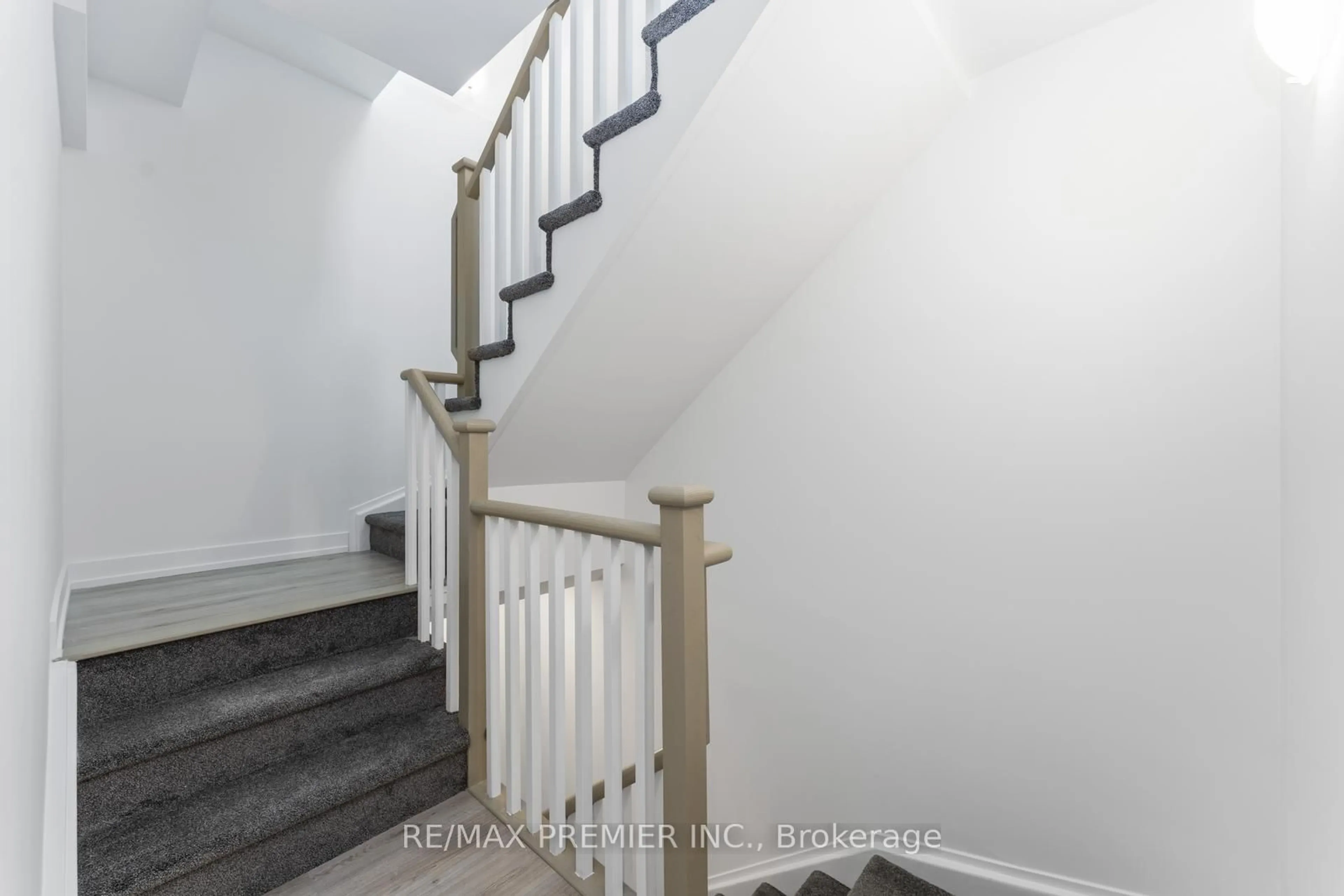 Stairs for 851 Sheppard Ave #15, Toronto Ontario M3H 0G2