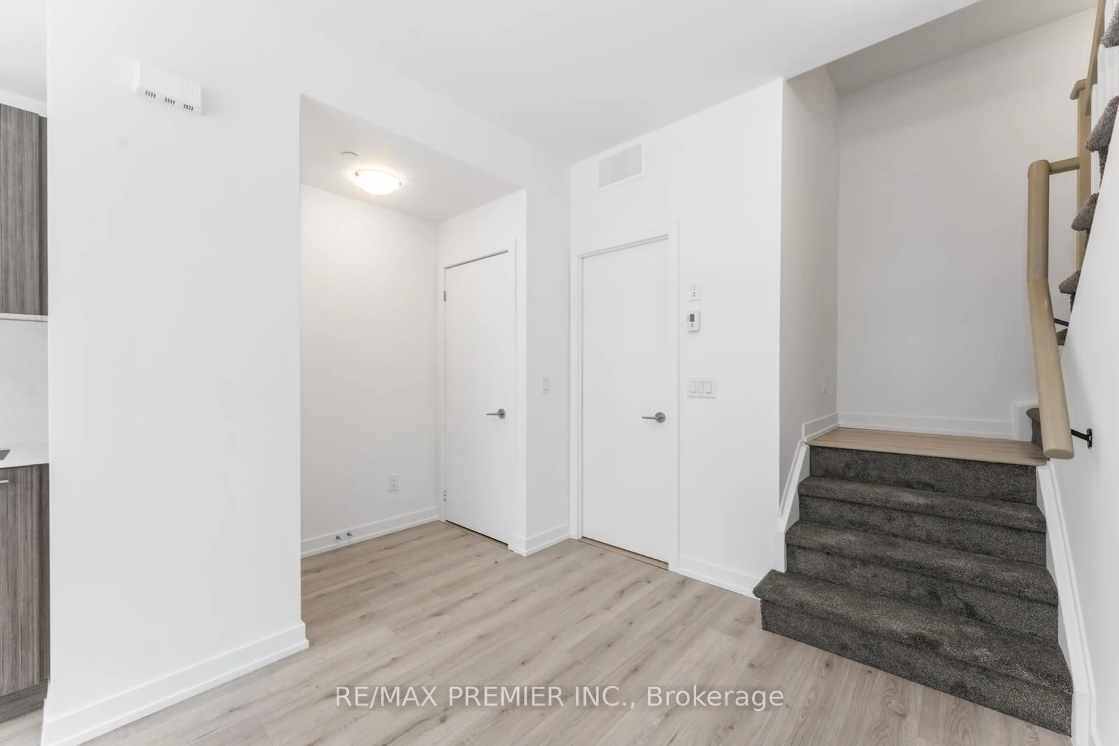 Indoor entryway for 851 Sheppard Ave #15, Toronto Ontario M3H 0G2