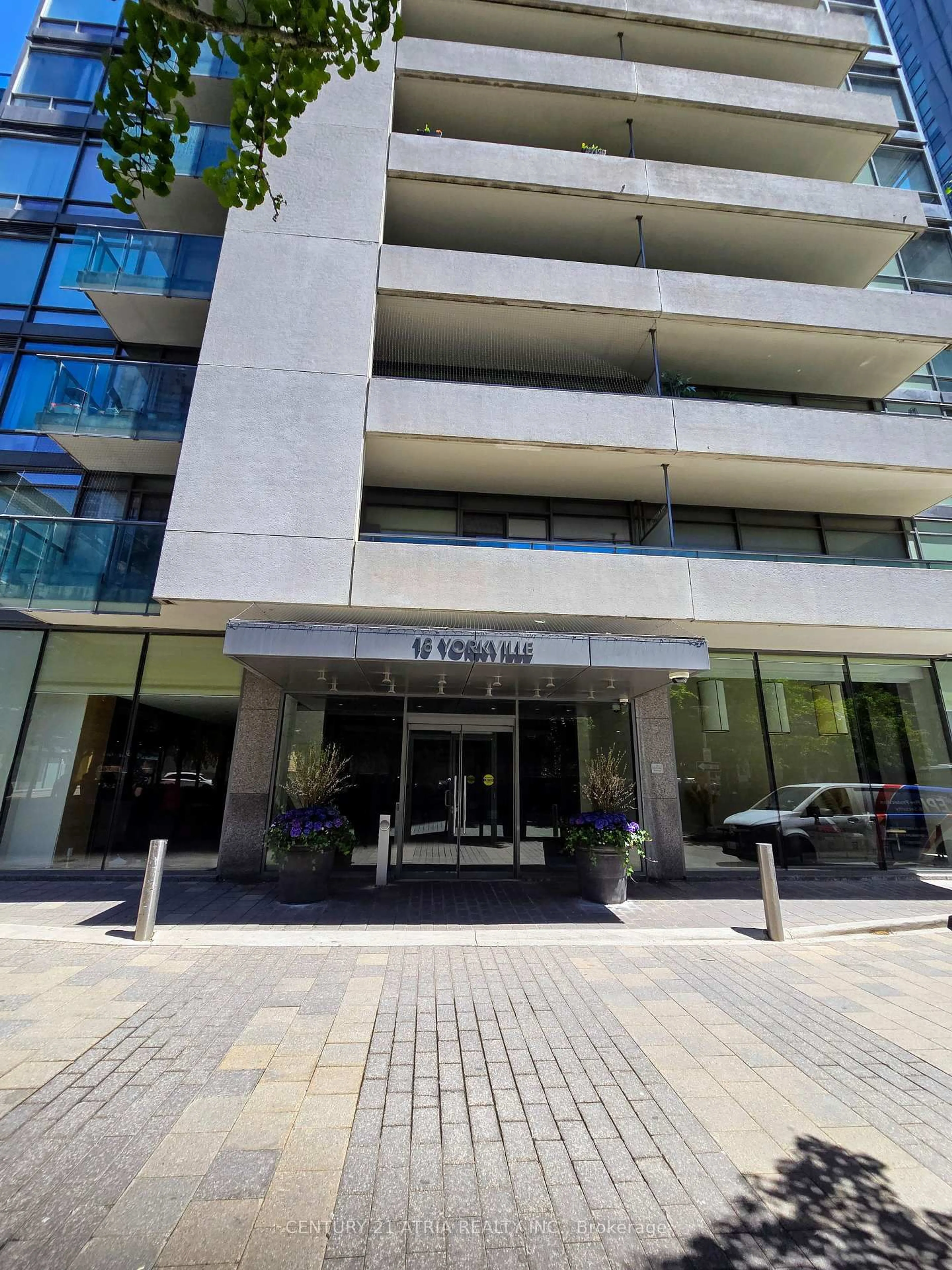 Indoor foyer for 18 Yorkville Ave #3103, Toronto Ontario M4W 3Y8