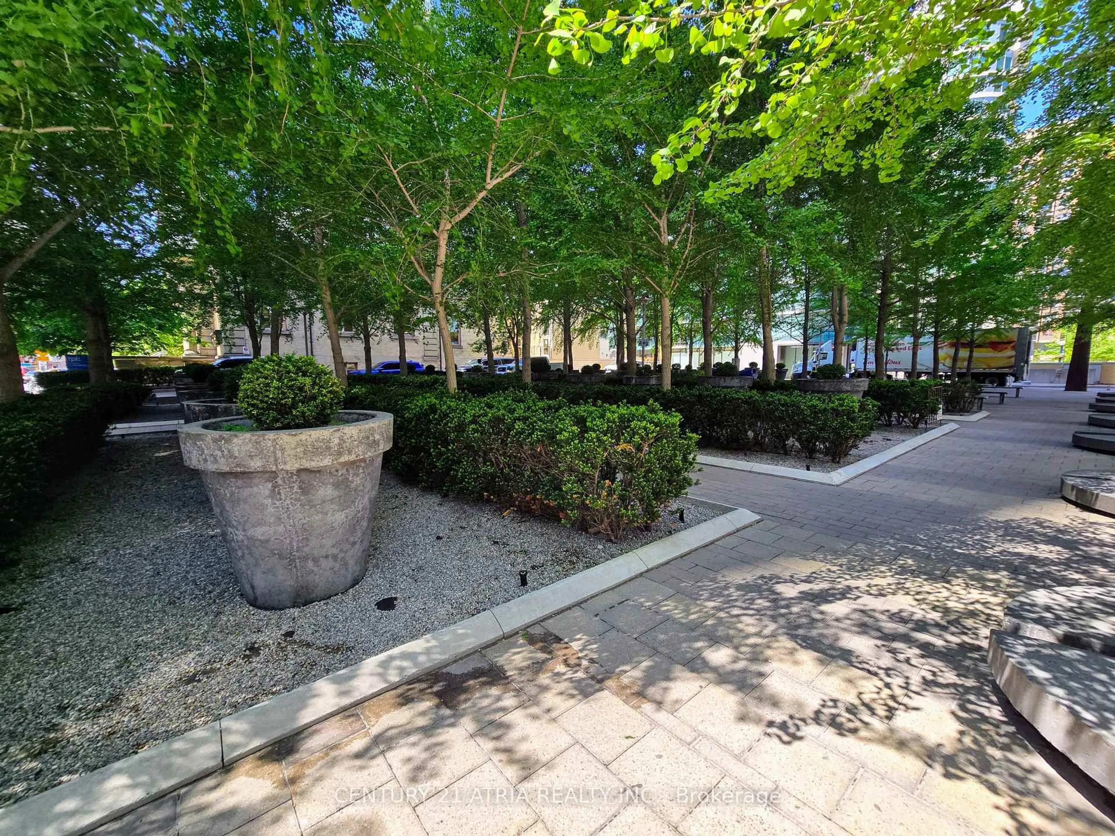 Patio, street for 18 Yorkville Ave #3103, Toronto Ontario M4W 3Y8