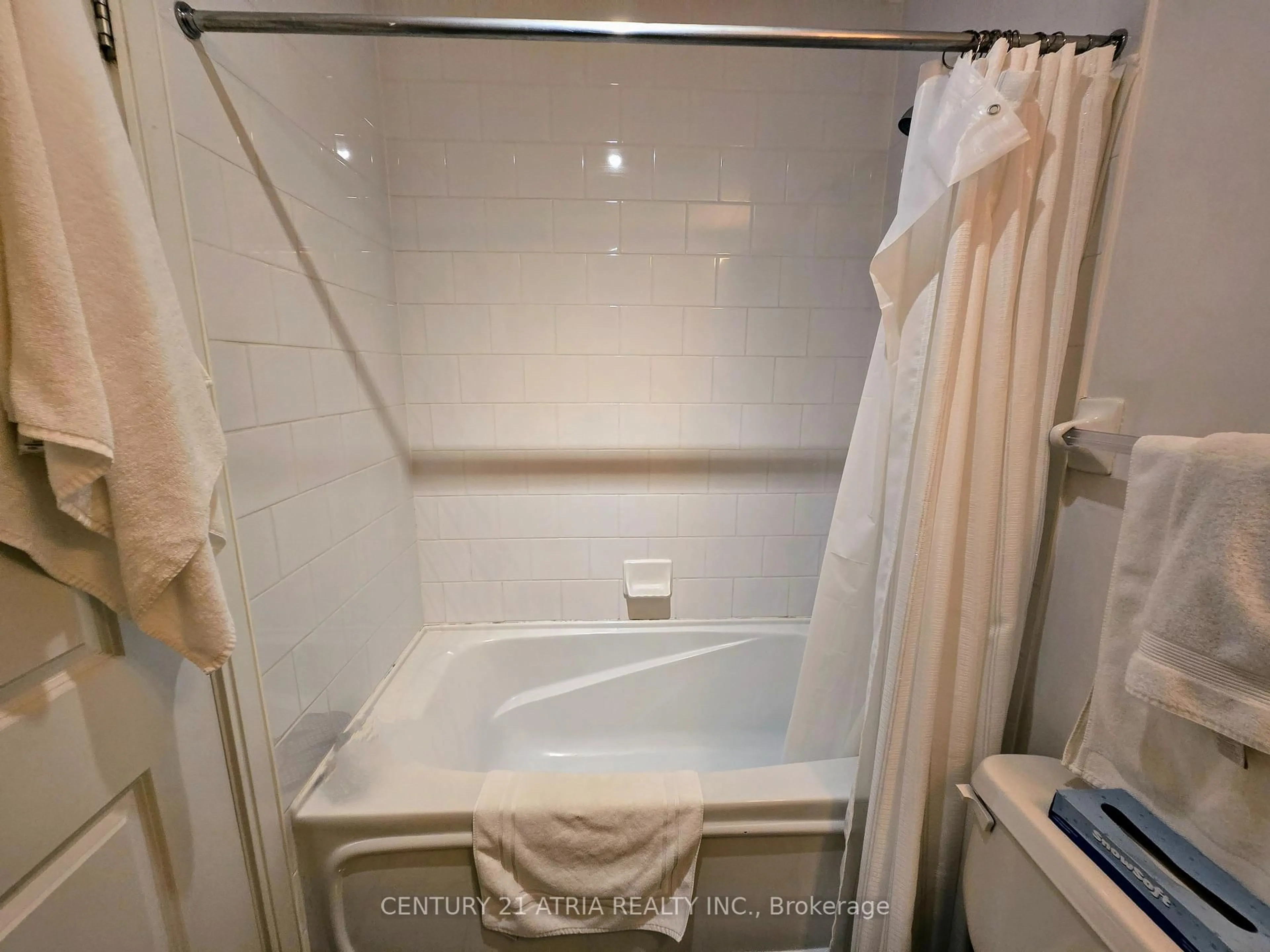 Standard bathroom, ceramic/tile floor for 18 Yorkville Ave #3103, Toronto Ontario M4W 3Y8