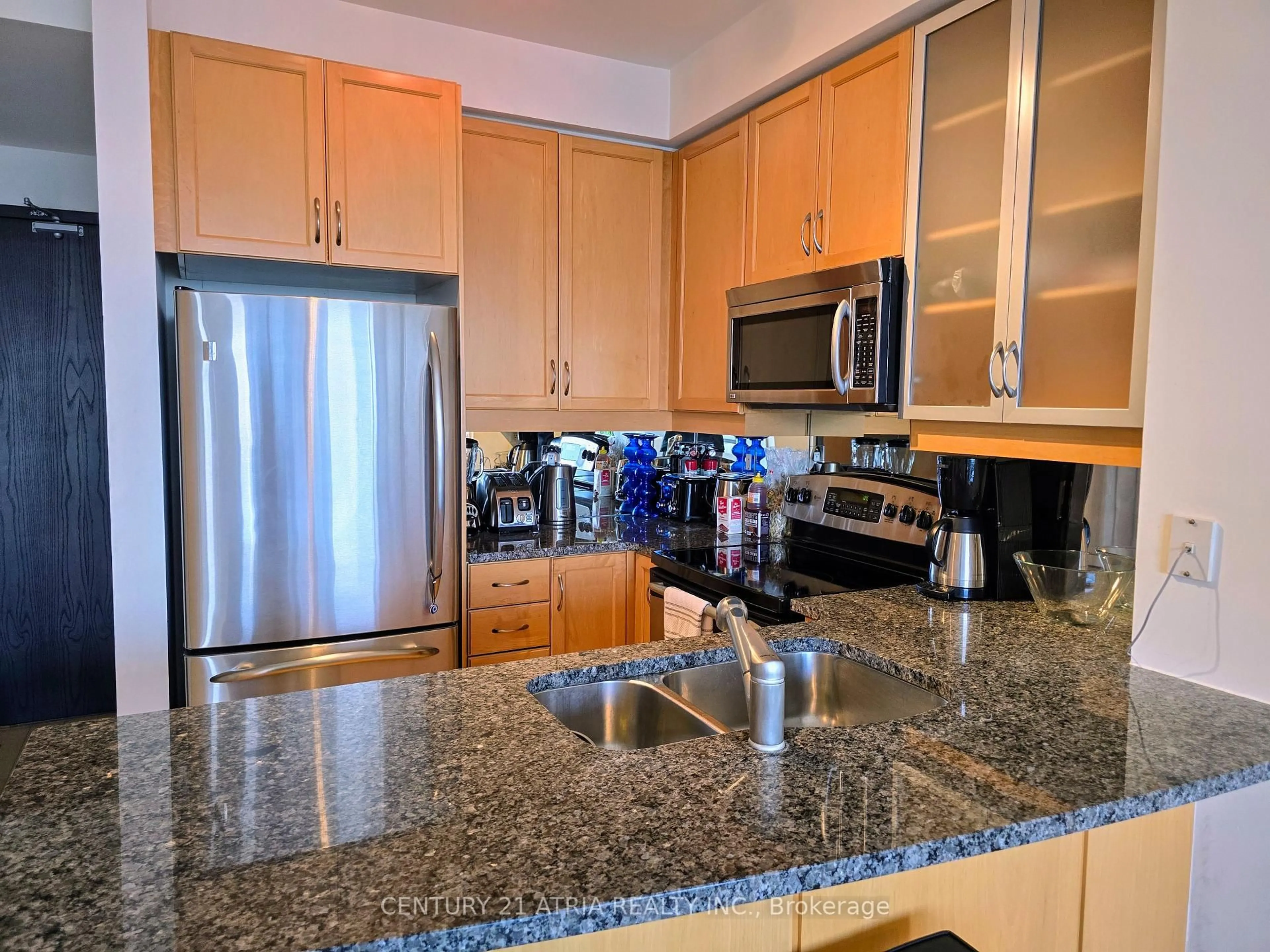 Standard kitchen, ceramic/tile floor for 18 Yorkville Ave #3103, Toronto Ontario M4W 3Y8