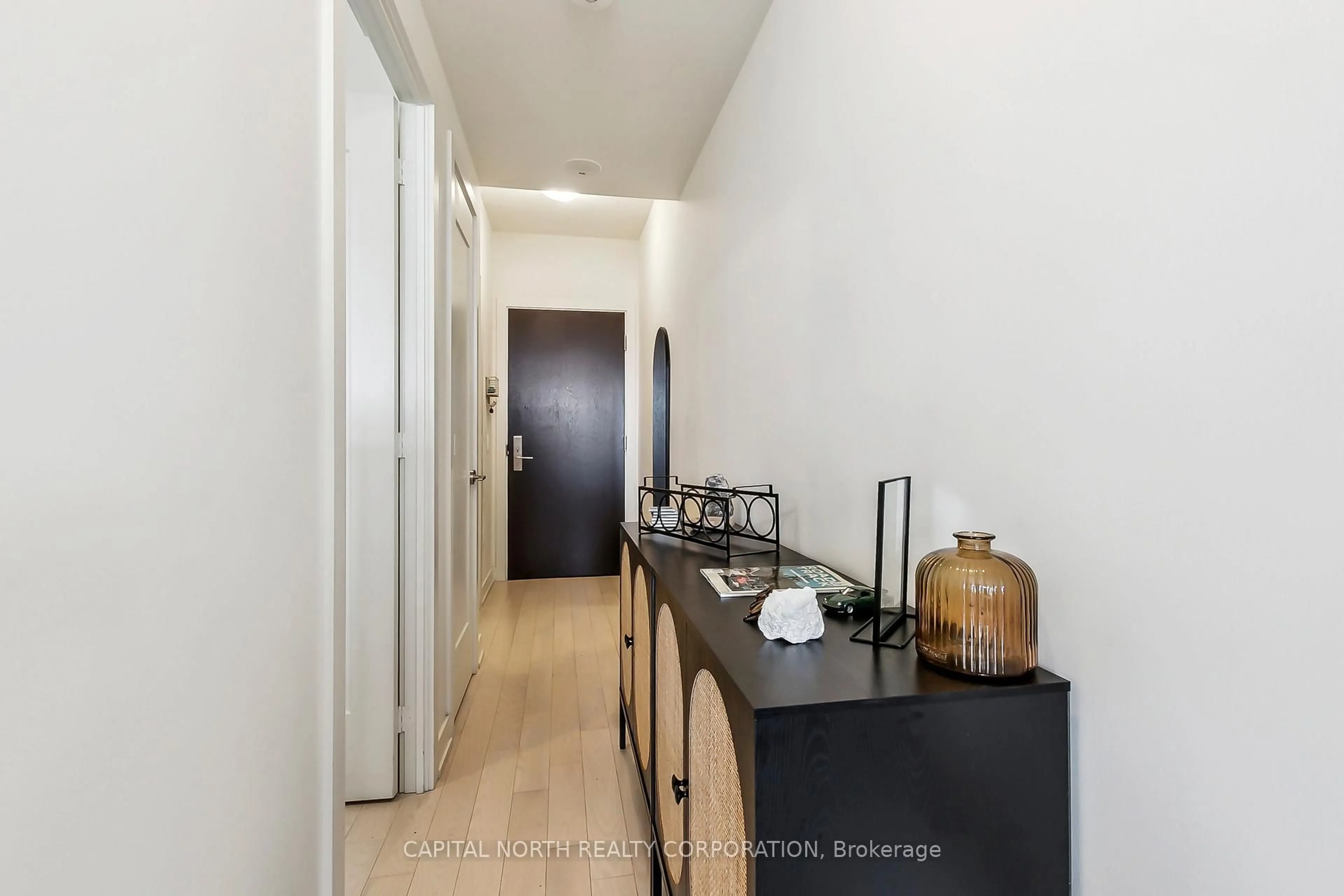 Indoor entryway for 330 Richmond St #2507, Toronto Ontario M5V 1X2
