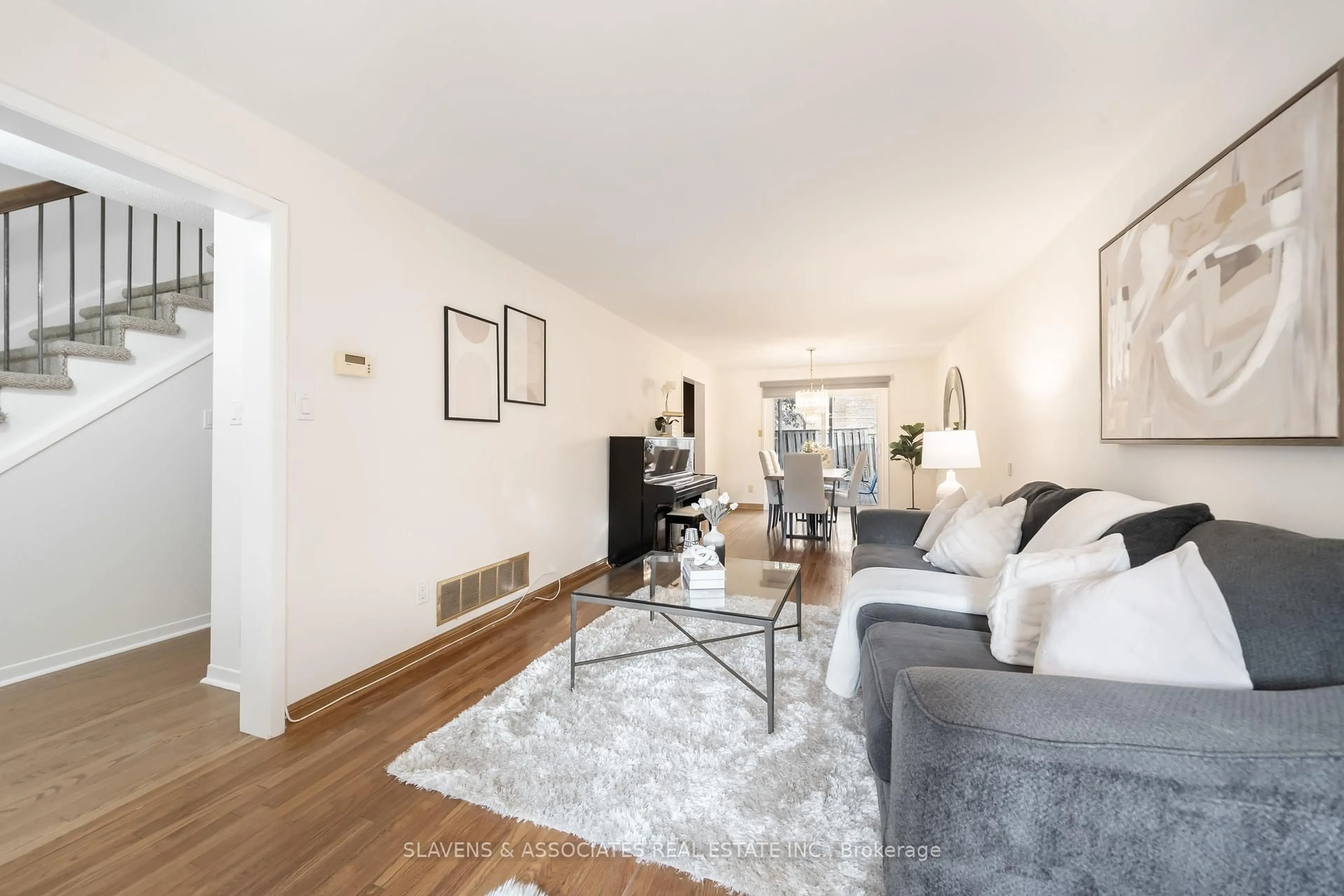 Living room with furniture, wood/laminate floor for 132 Stillwater Cres, Toronto Ontario M2R 3S2
