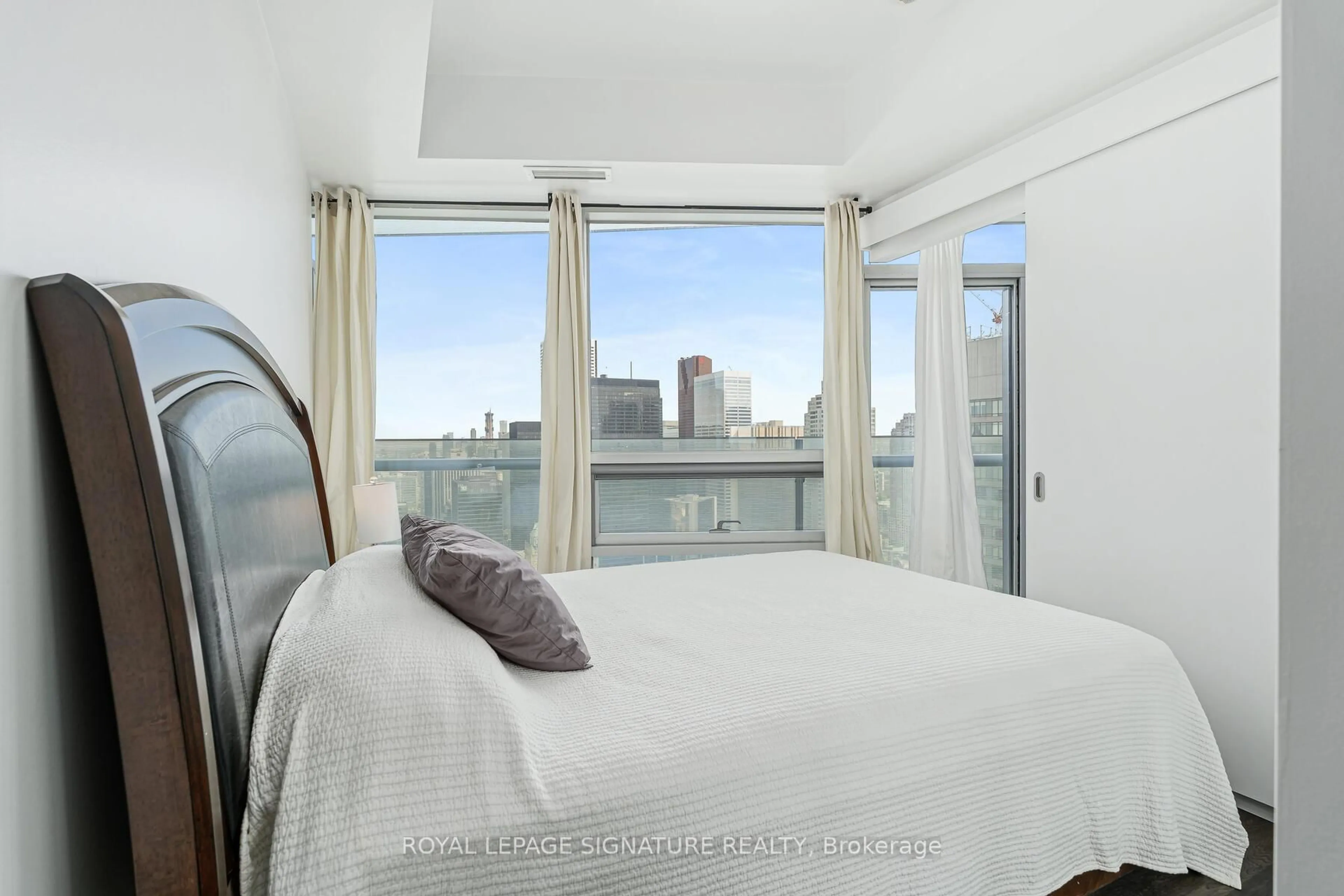 Bedroom with bed, unknown for 14 York St #5211, Toronto Ontario M5J 0B1