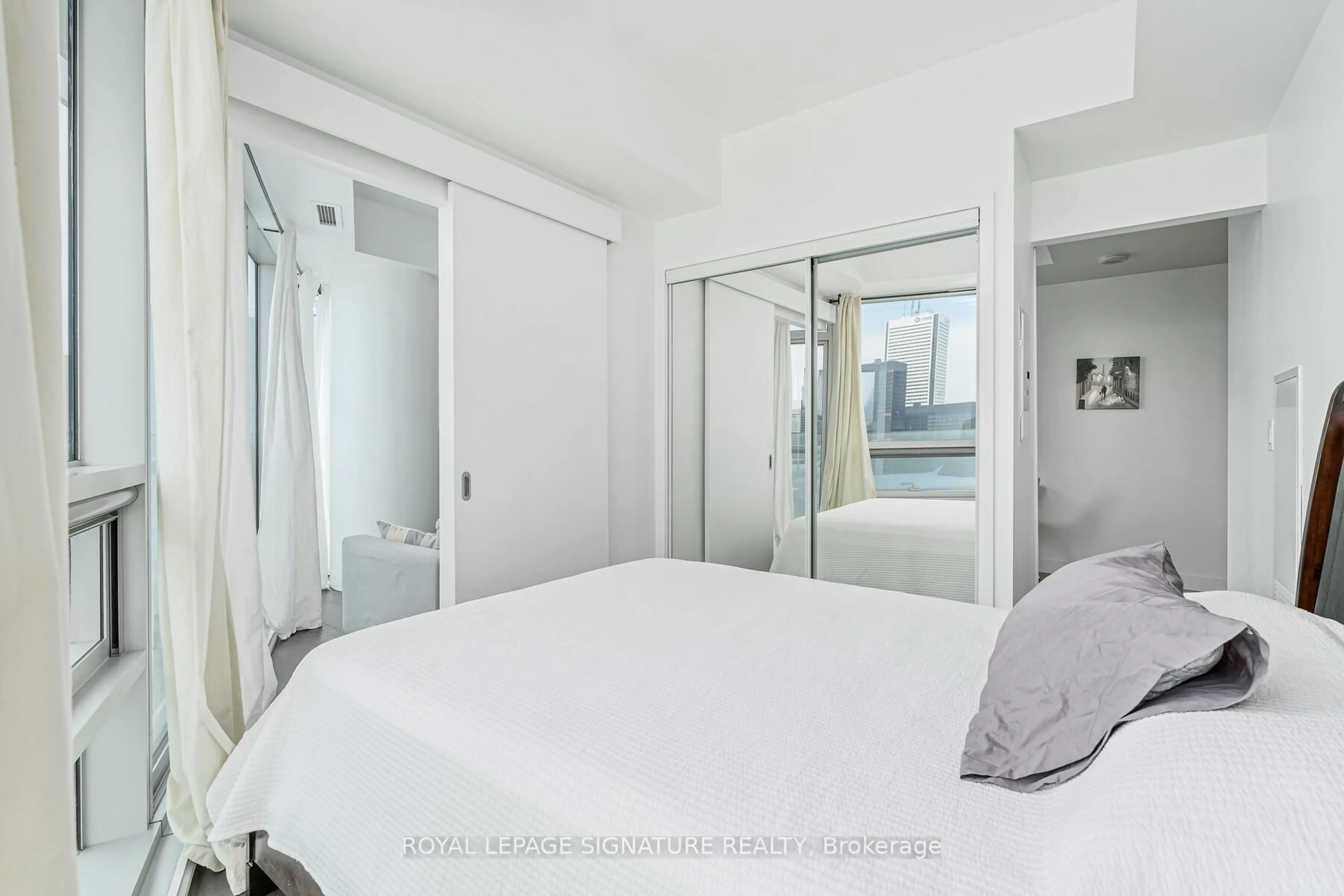 Bedroom with bed, unknown for 14 York St #5211, Toronto Ontario M5J 0B1