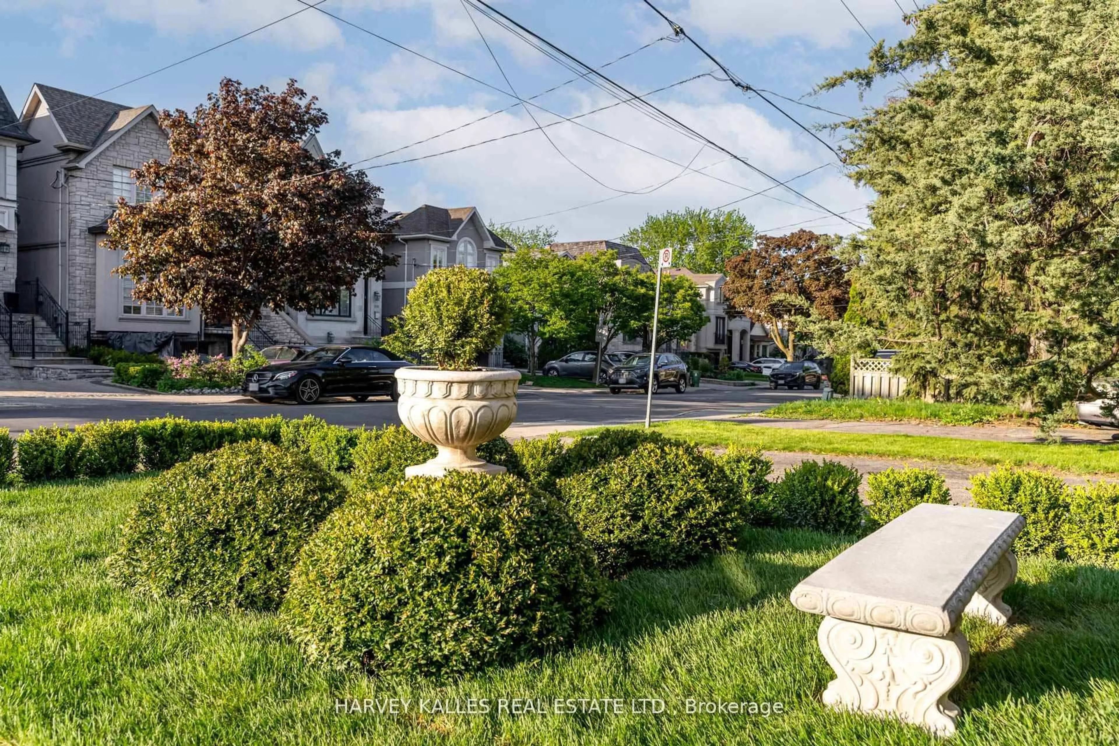 A pic from outside/outdoor area/front of a property/back of a property/a pic from drone, street for 213 Brooke Ave, Toronto Ontario M5M 2K7