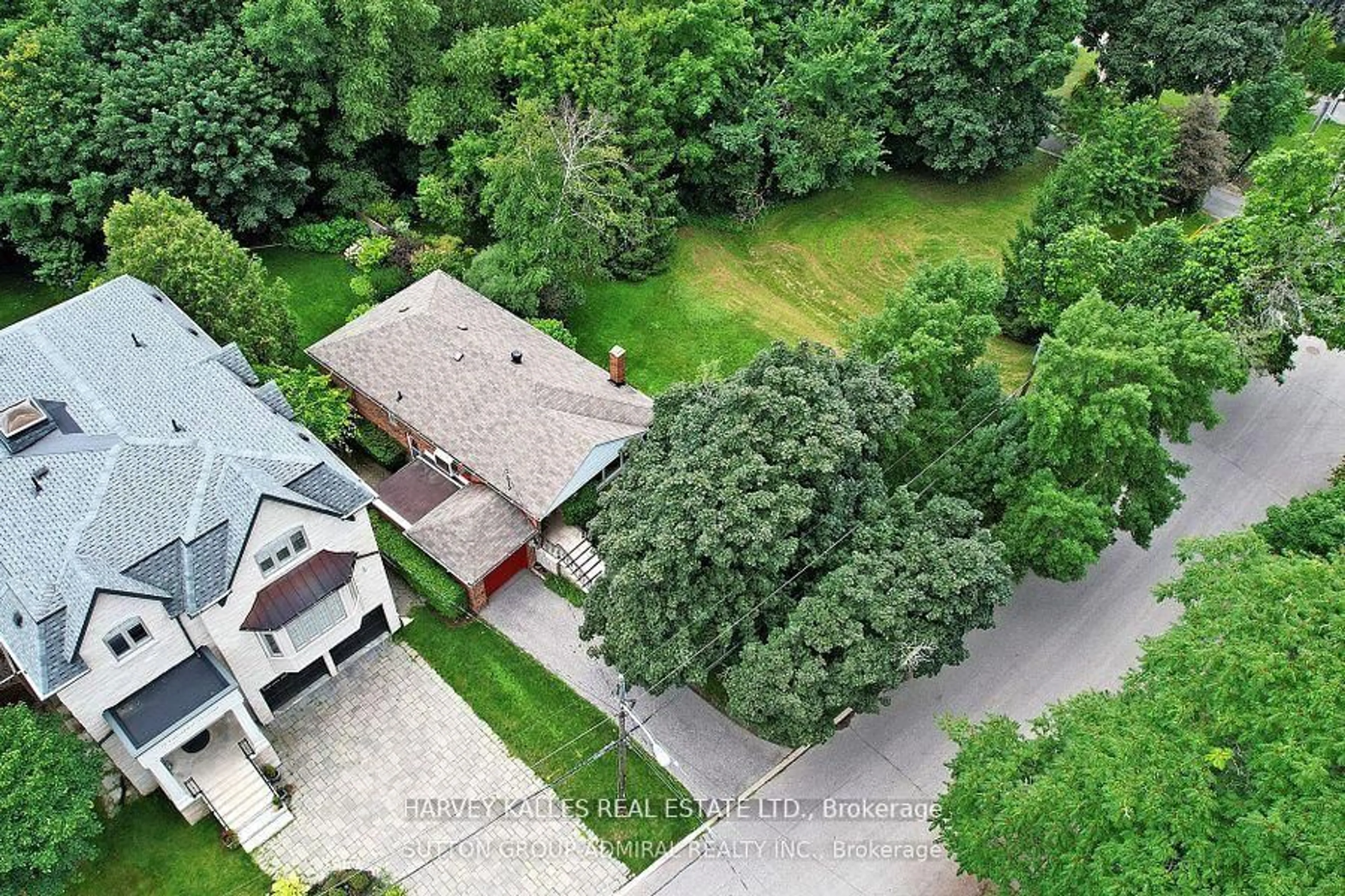 A pic from outside/outdoor area/front of a property/back of a property/a pic from drone, street for 16 Gwendolen Cres, Toronto Ontario M2N 2L7
