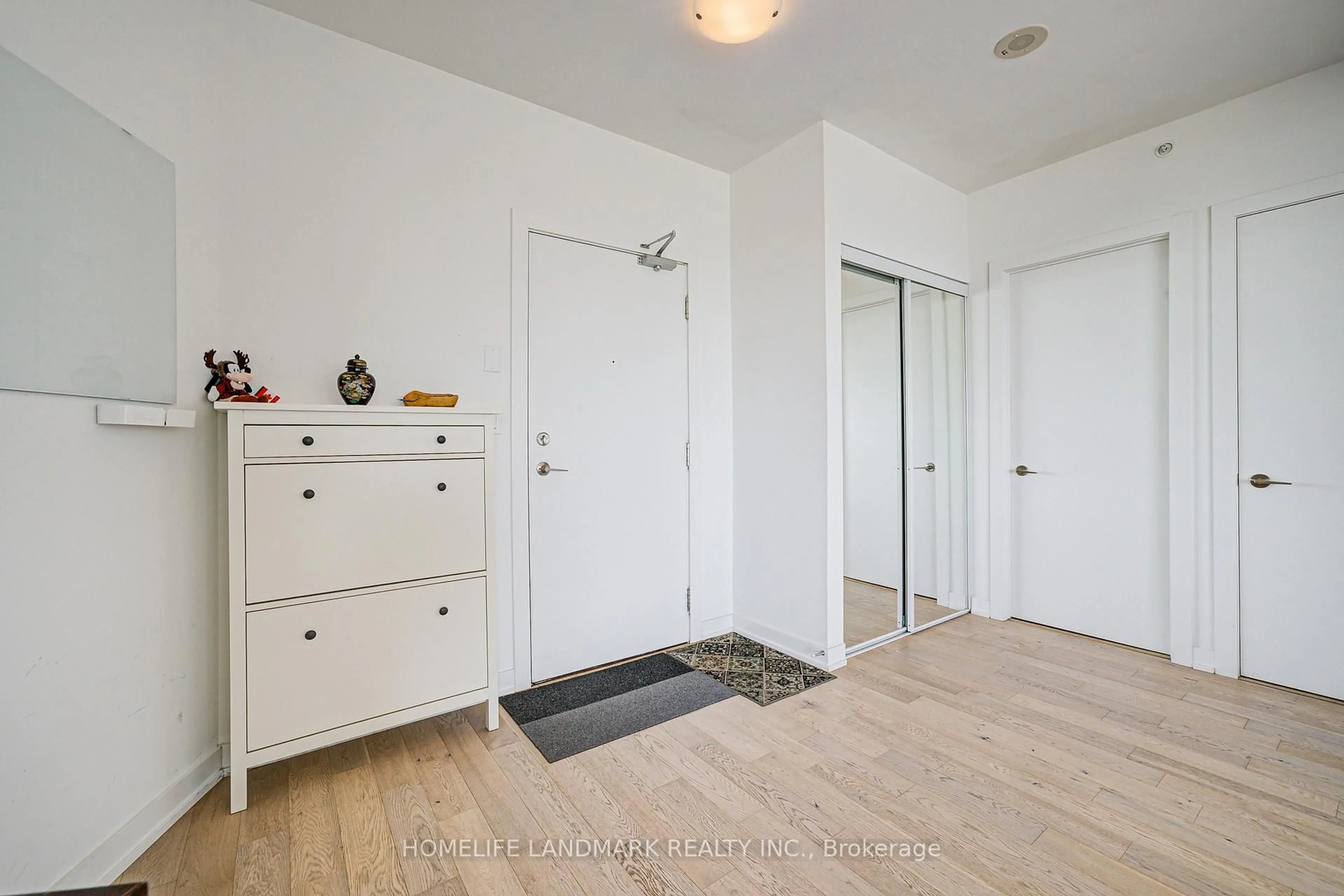 Indoor entryway for 20 Bruyeres Mews #2611, Toronto Ontario M5V 0G8