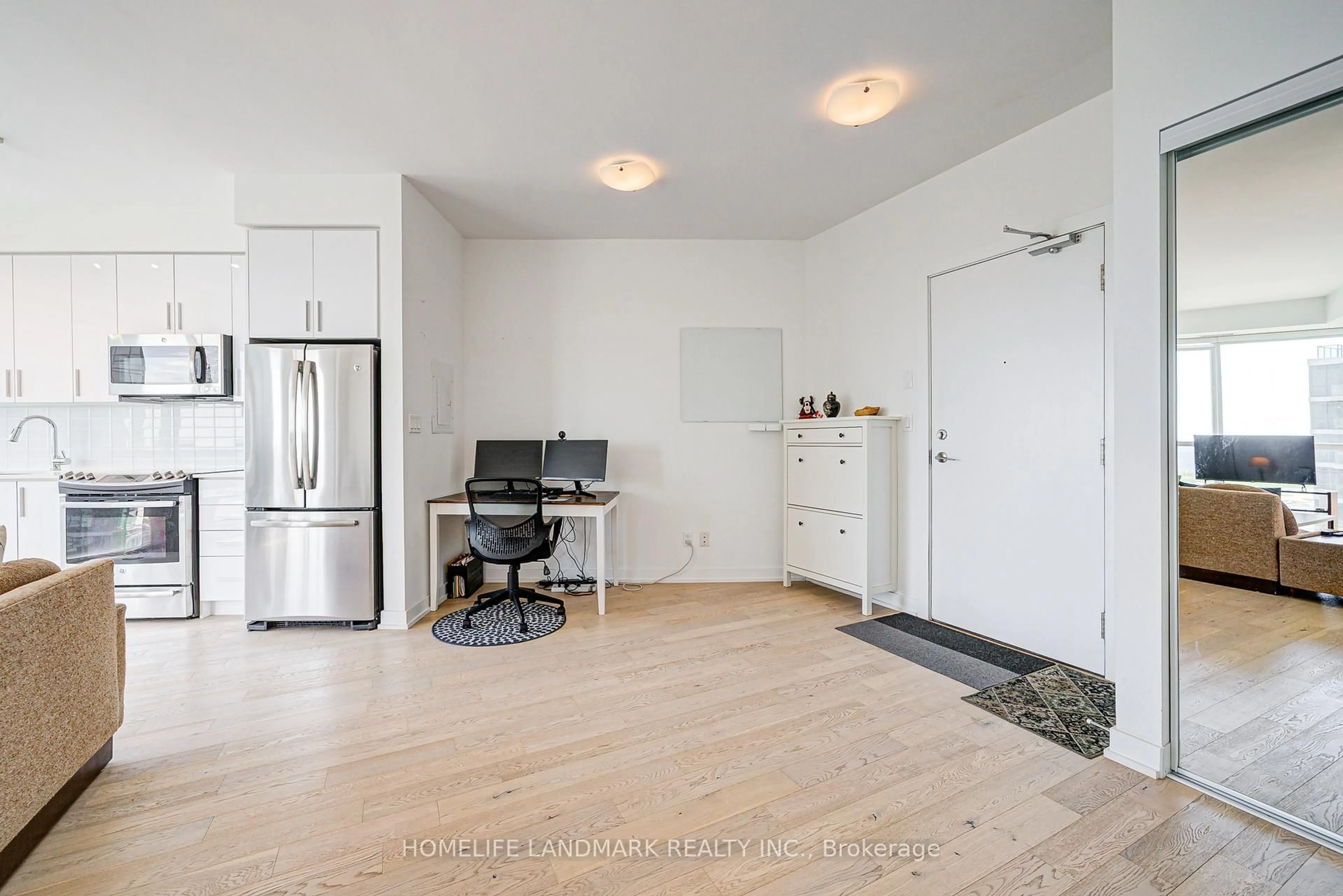 Indoor entryway for 20 Bruyeres Mews #2611, Toronto Ontario M5V 0G8