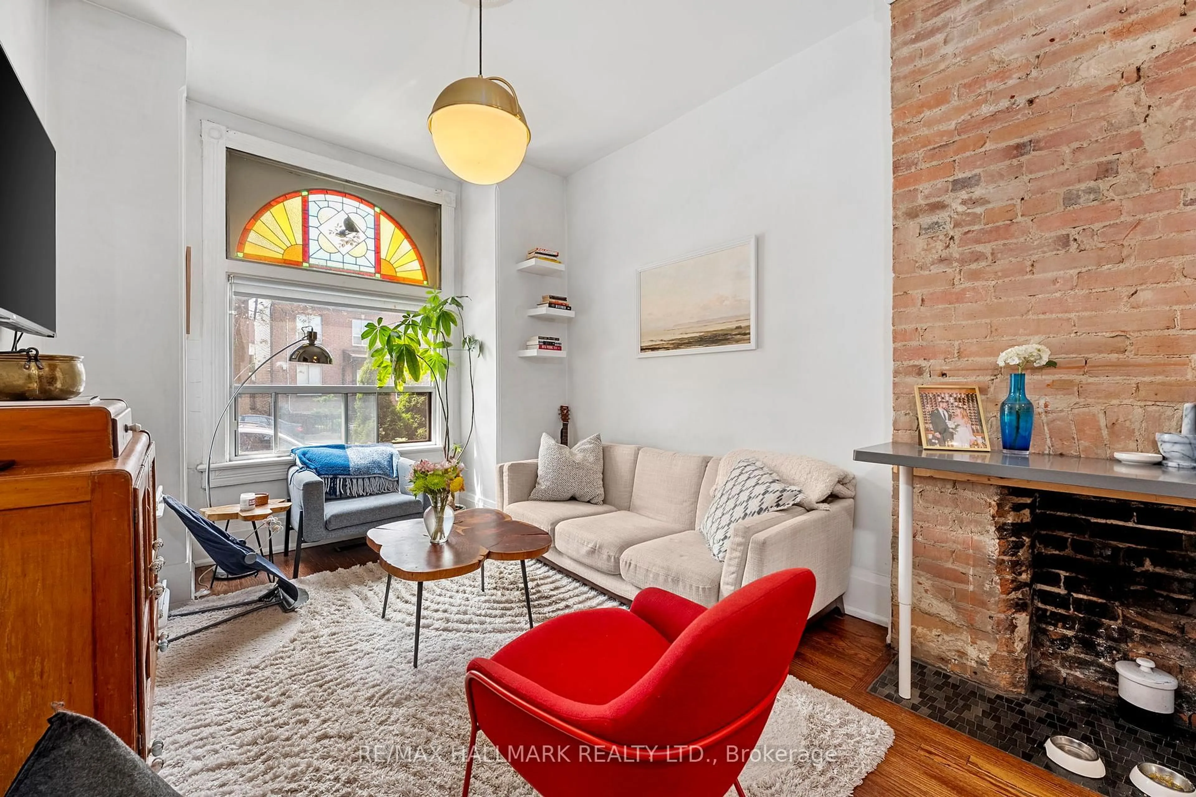 Living room with furniture, unknown for 261 Ossington Ave, Toronto Ontario M6J 3A1