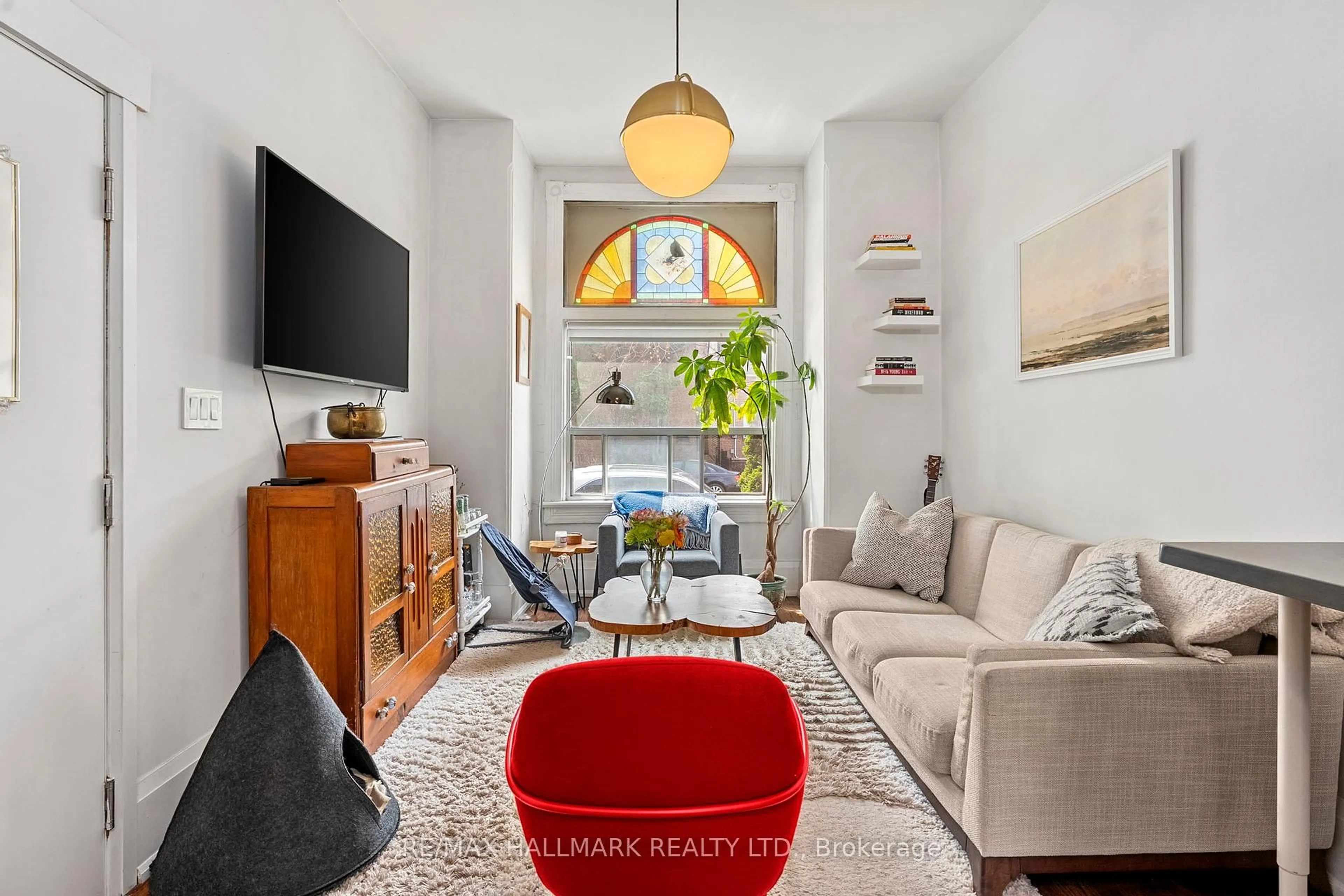 Living room with furniture, unknown for 261 Ossington Ave, Toronto Ontario M6J 3A1