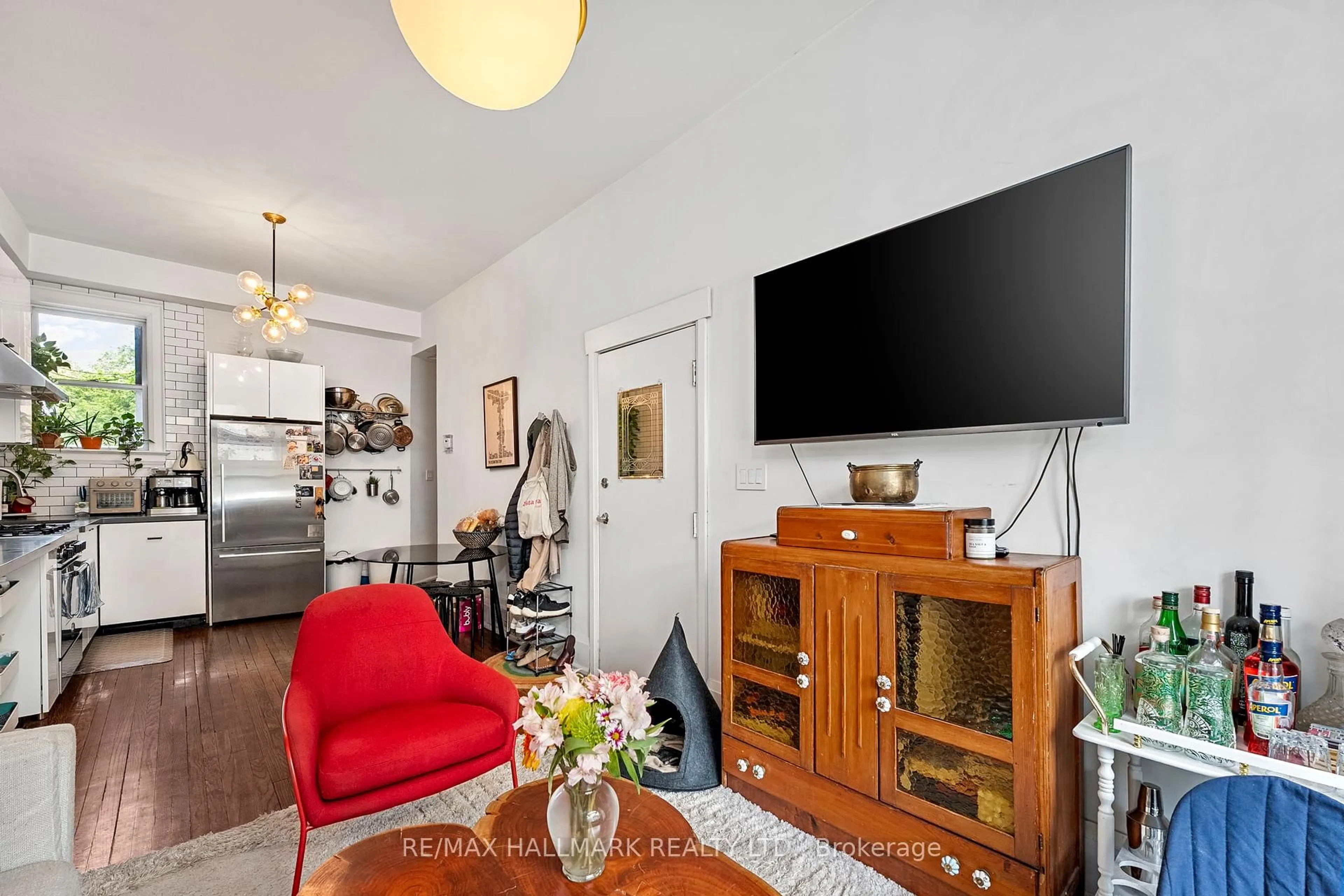 Living room with furniture, unknown for 261 Ossington Ave, Toronto Ontario M6J 3A1
