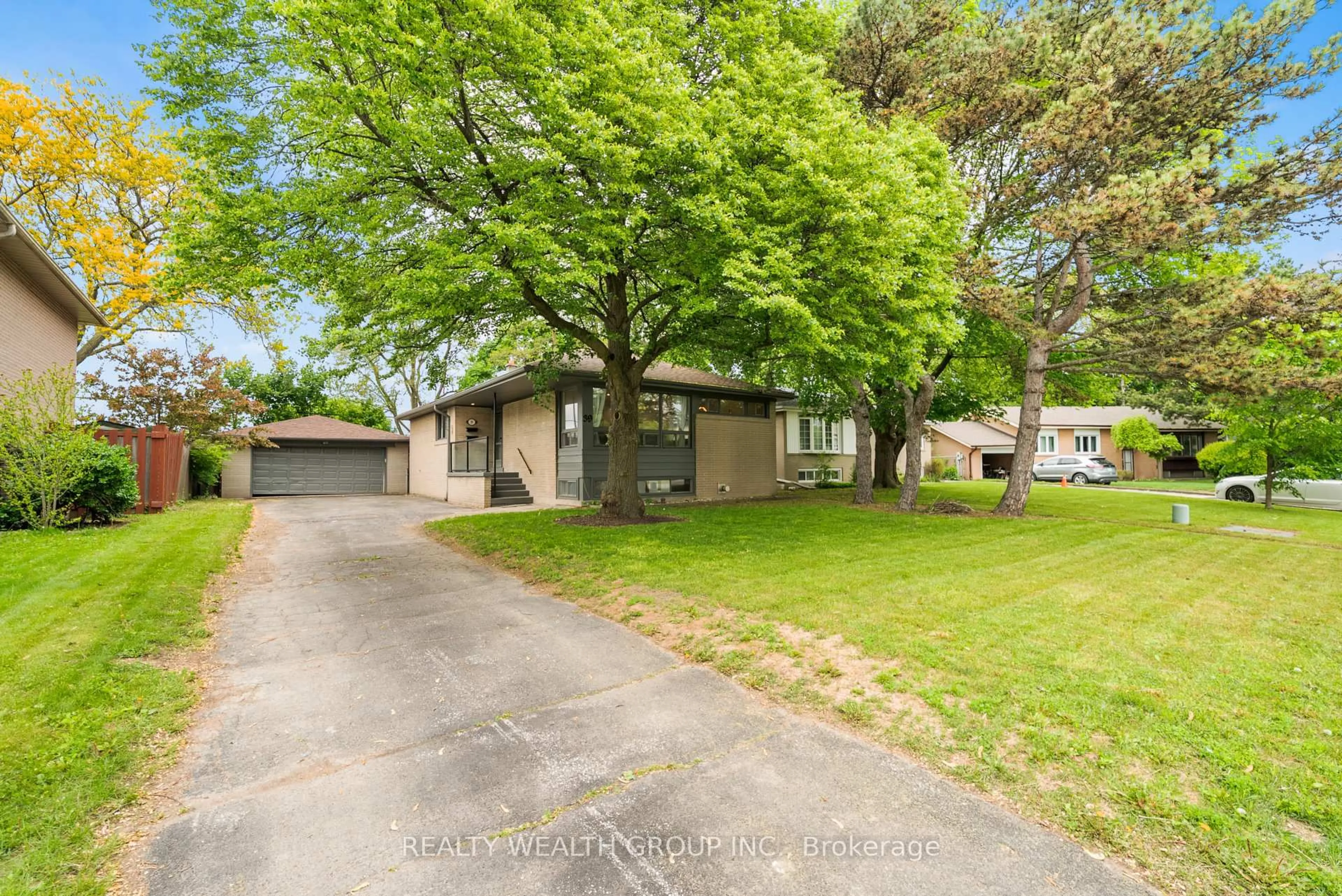 A pic from outside/outdoor area/front of a property/back of a property/a pic from drone, street for 39 Treadgold Cres, Toronto Ontario M3A 1X1
