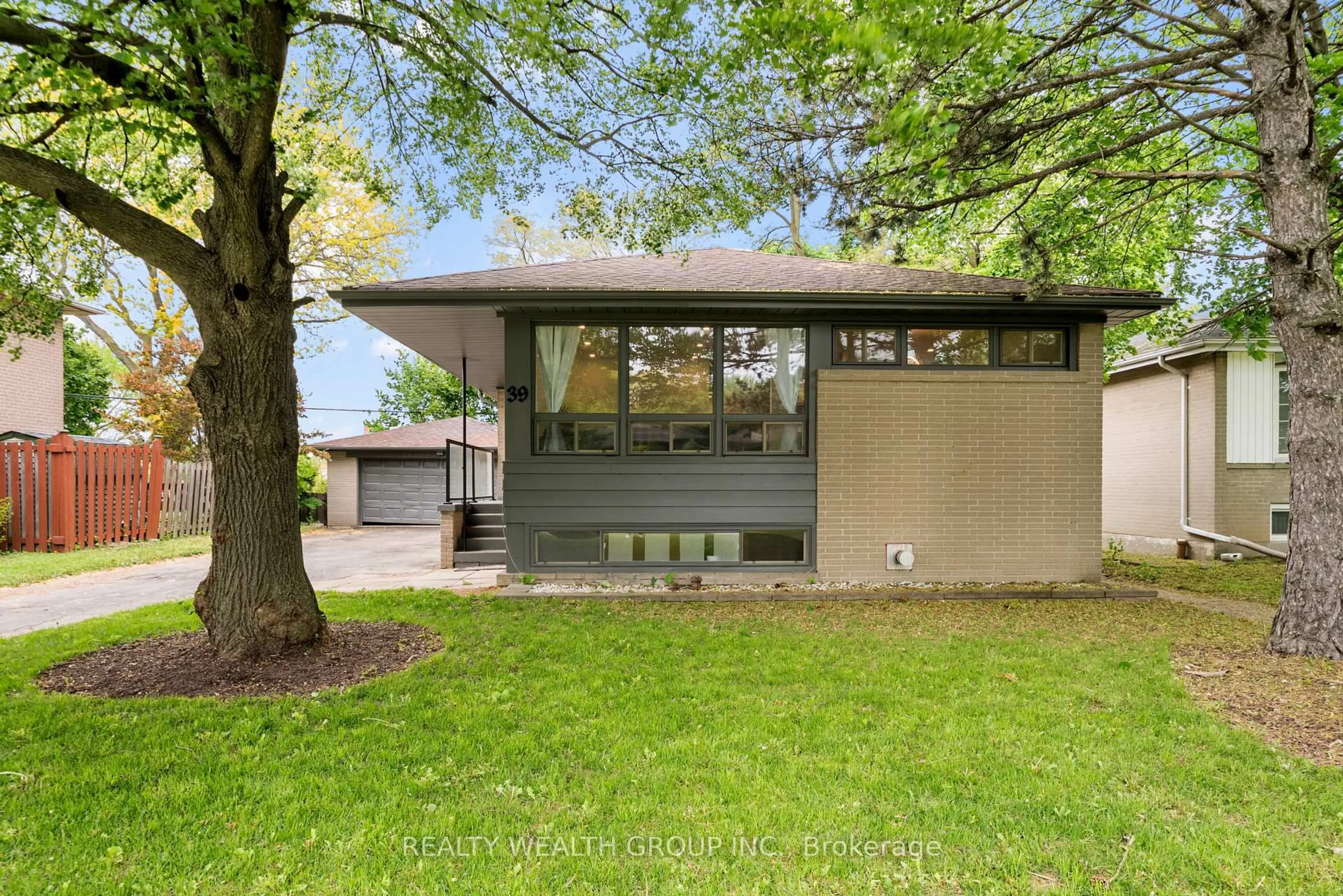 Home with vinyl exterior material, street for 39 Treadgold Cres, Toronto Ontario M3A 1X1