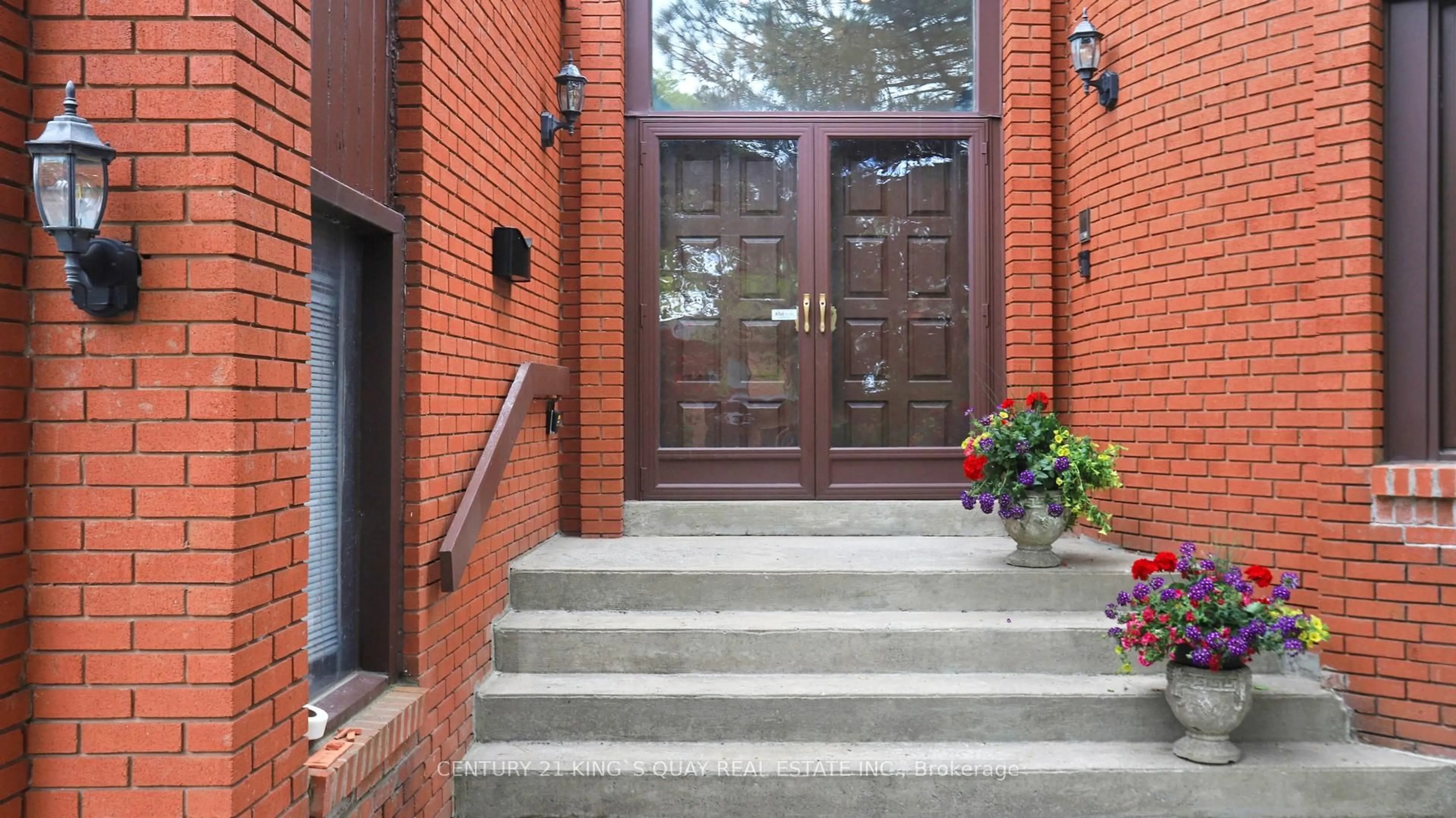 Indoor foyer for 54 Garnier Crt, Toronto Ontario M2M 4C9