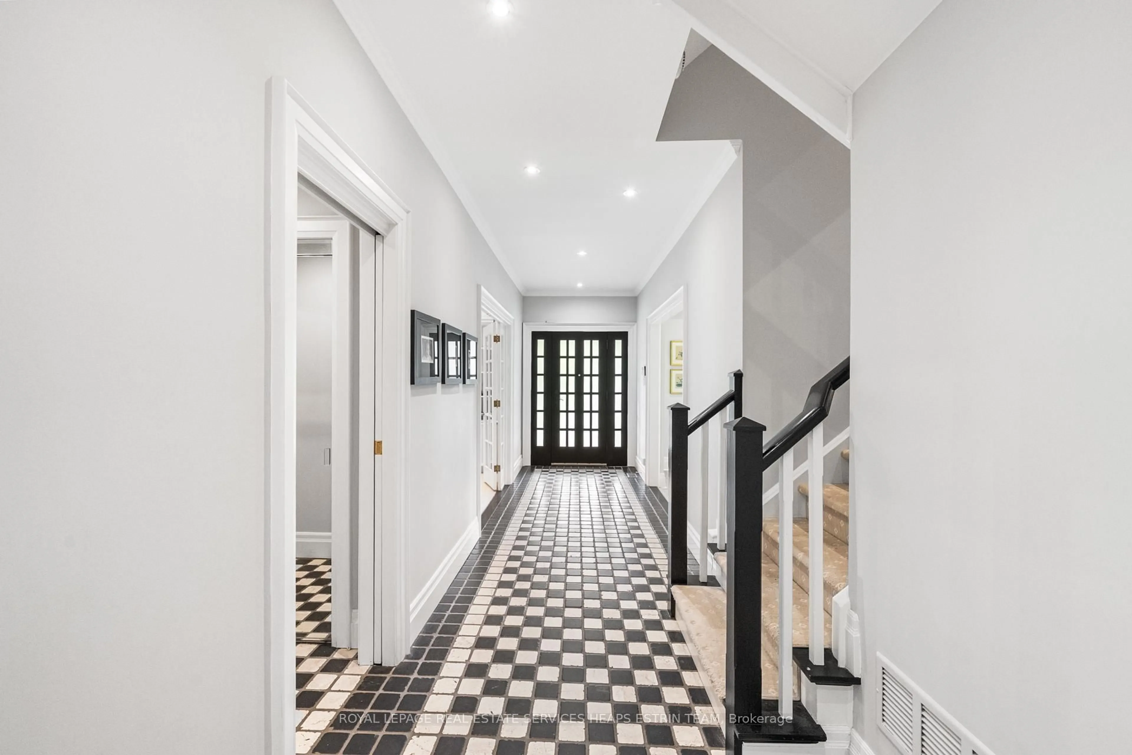 Indoor foyer for 25 Strathgowan Cres, Toronto Ontario M4N 2Z6
