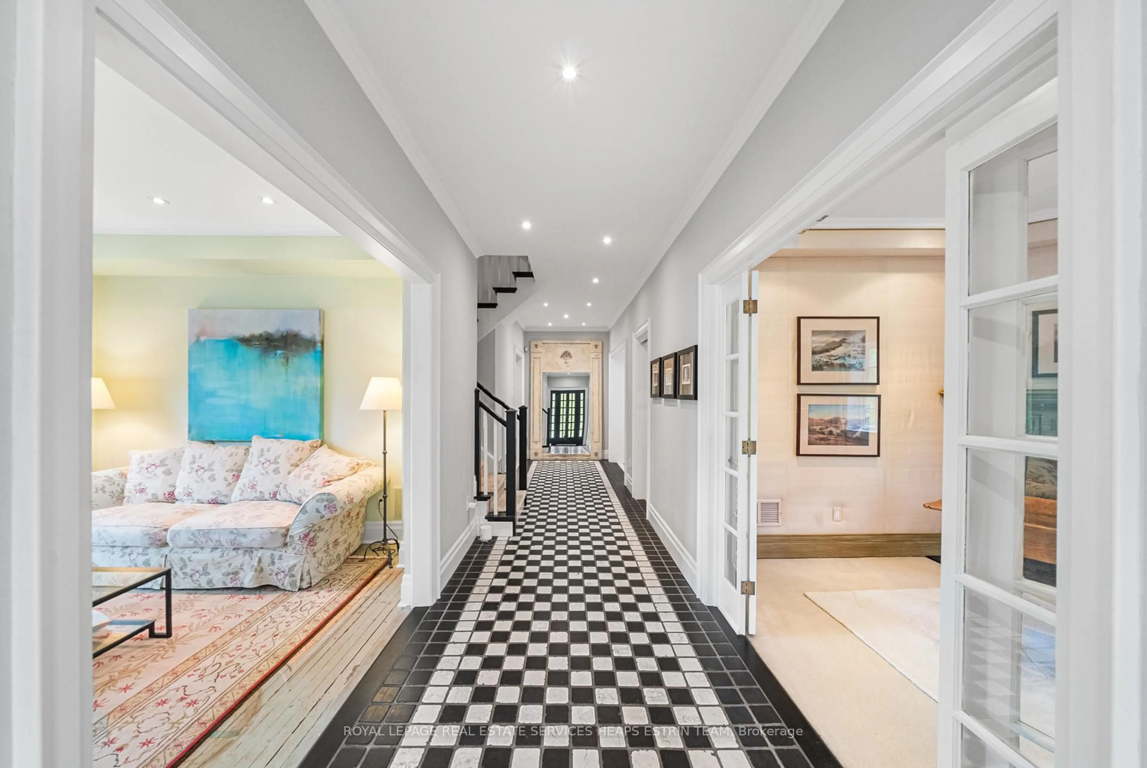 Indoor foyer for 25 Strathgowan Cres, Toronto Ontario M4N 2Z6