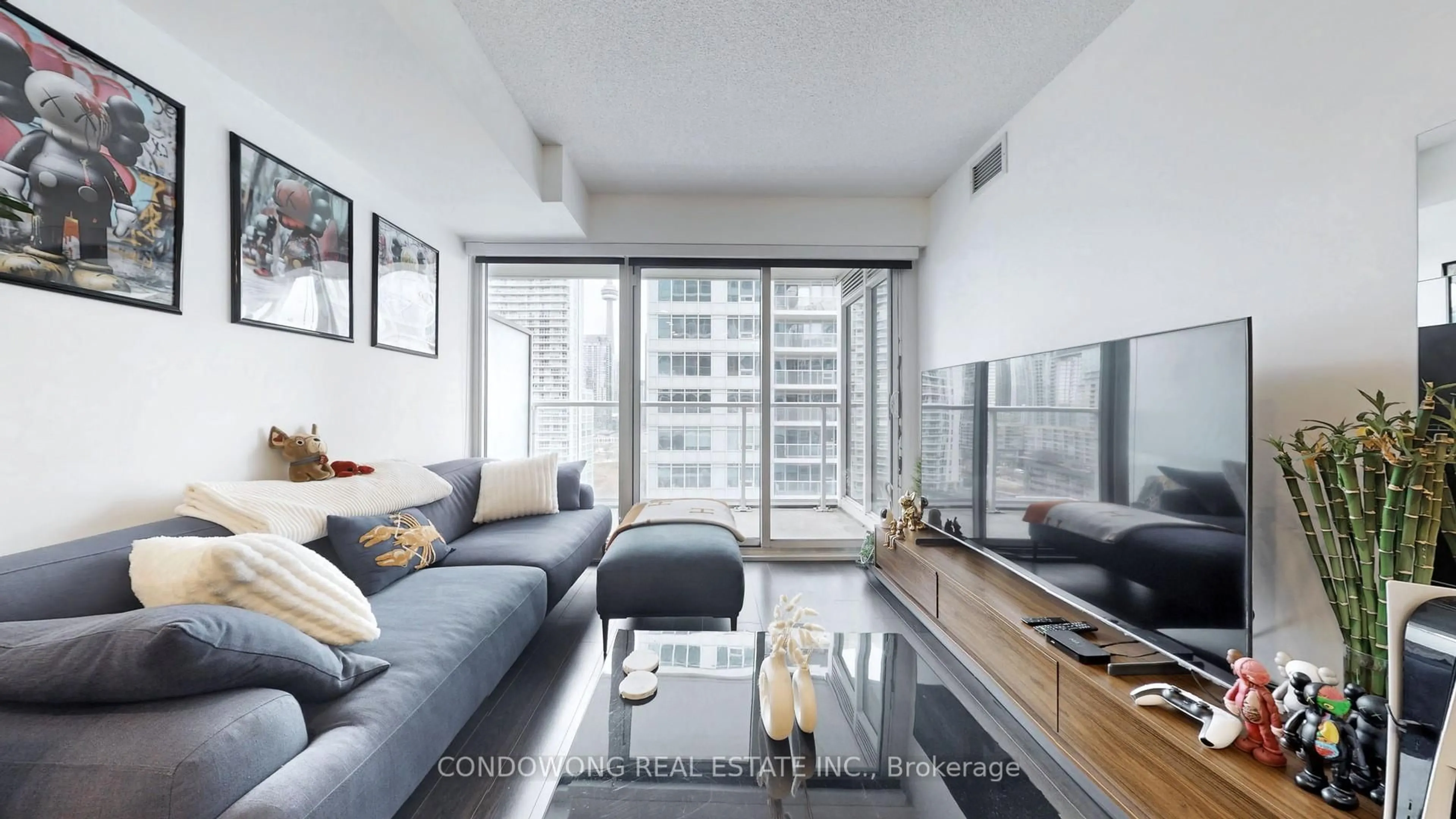 Living room with furniture, unknown for 19 Bathurst St #1810, Toronto Ontario M5V 0N2