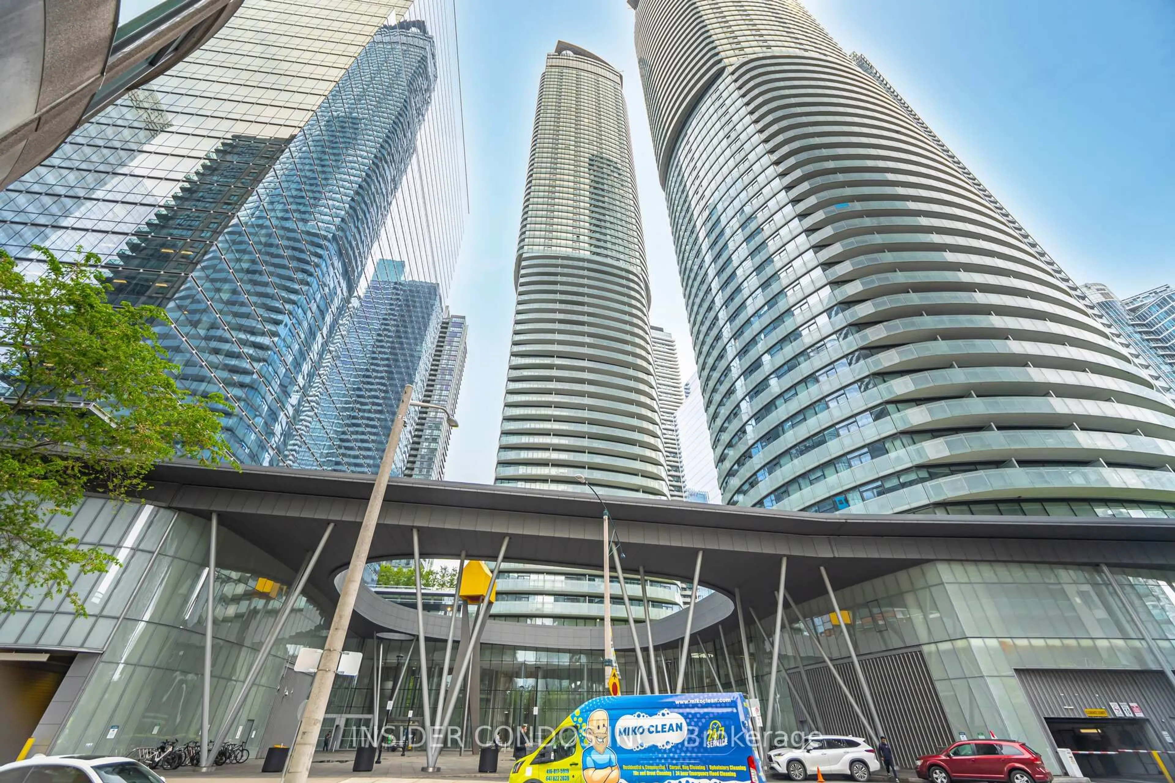 Indoor foyer for 12 York St #4409, Toronto Ontario M5J 0A9