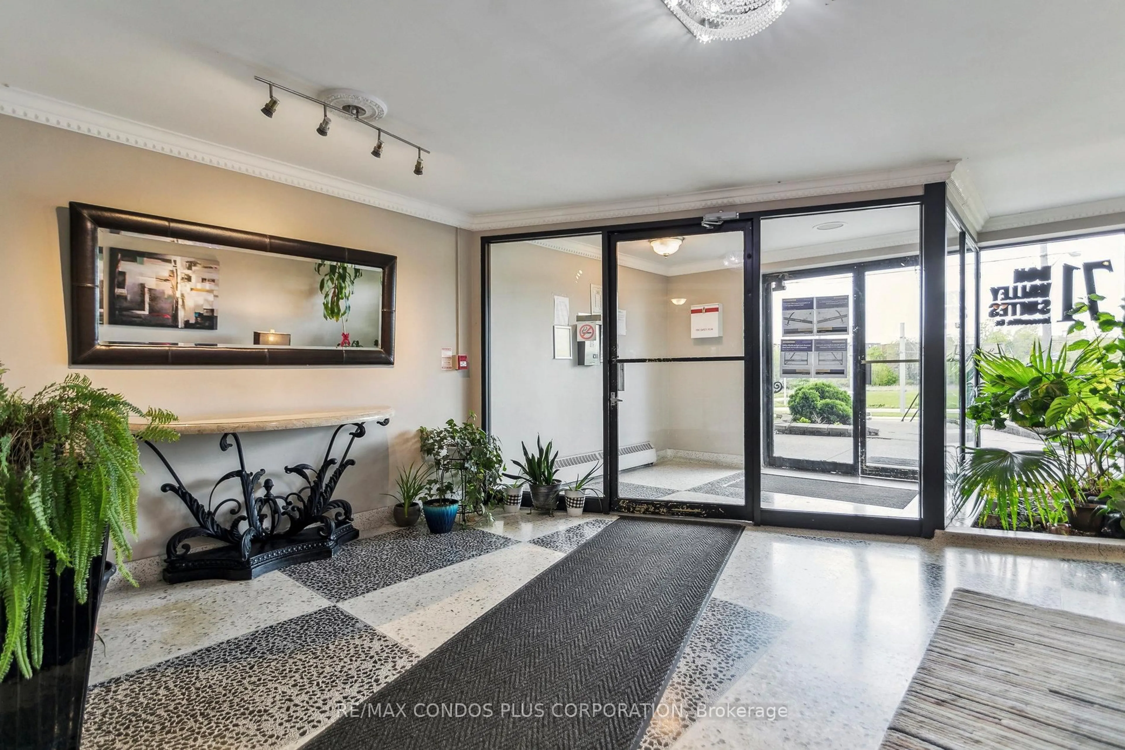 Indoor foyer for 71 Jonesville Cres #409, Toronto Ontario M4A 1H1