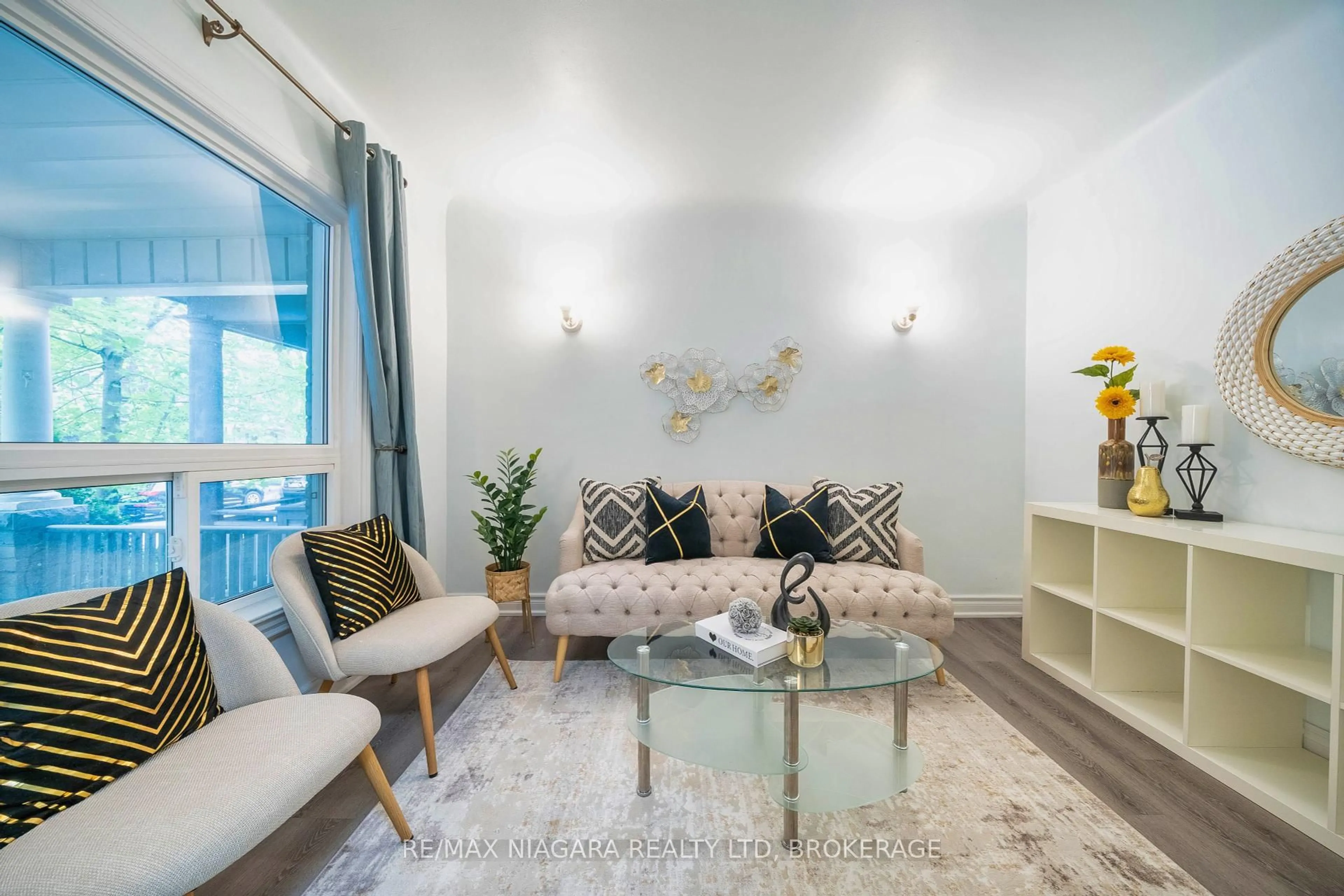 Living room with furniture, unknown for 341 Clinton St, Toronto Ontario M6G 2Y7
