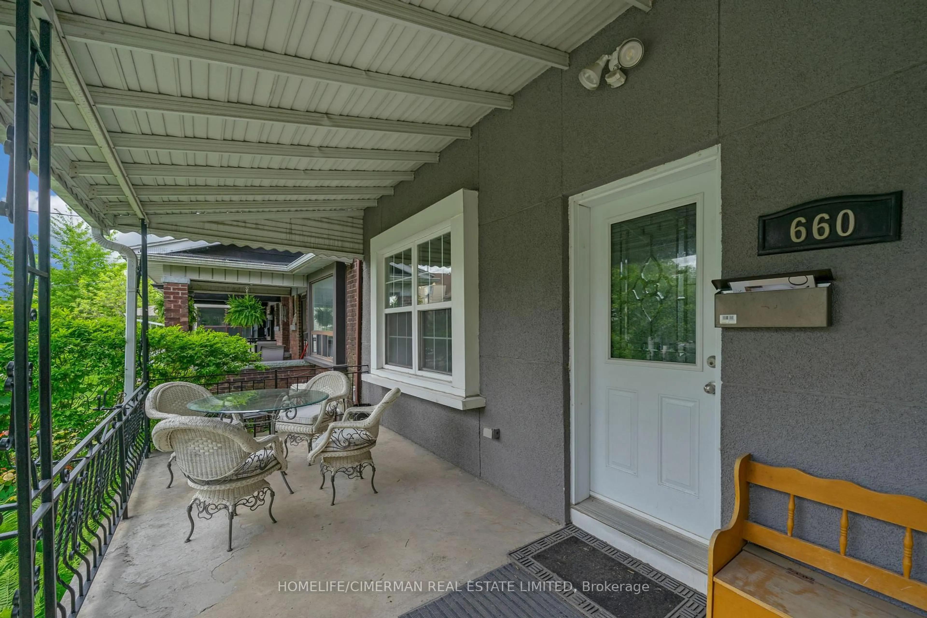 Patio, street for 660 Crawford St, Toronto Ontario M6G 3K2