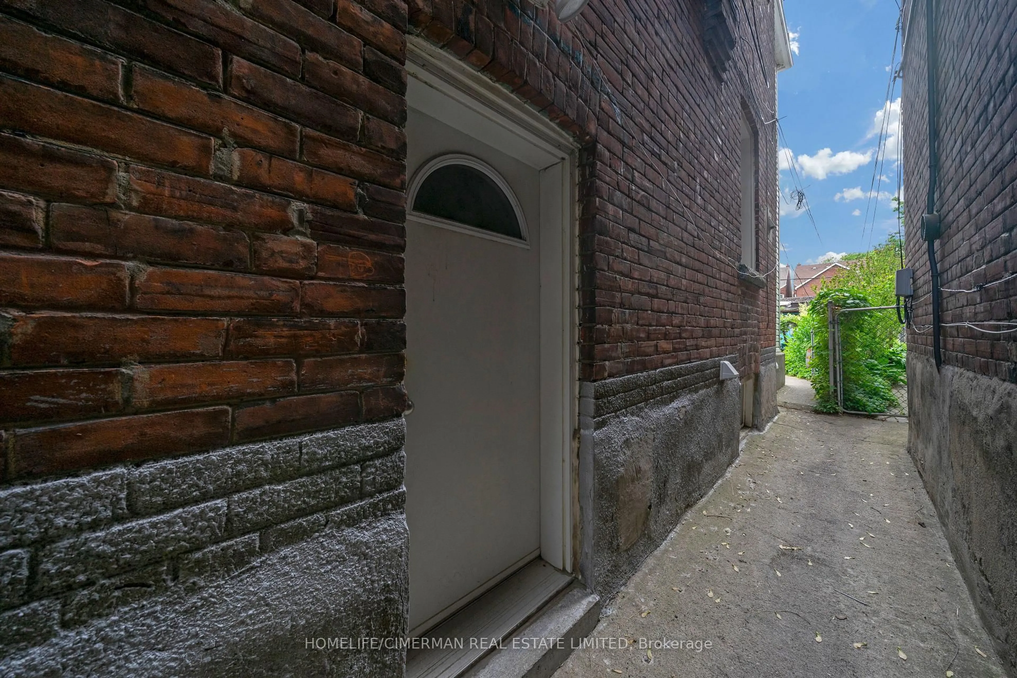 Unknown for 660 Crawford St, Toronto Ontario M6G 3K2