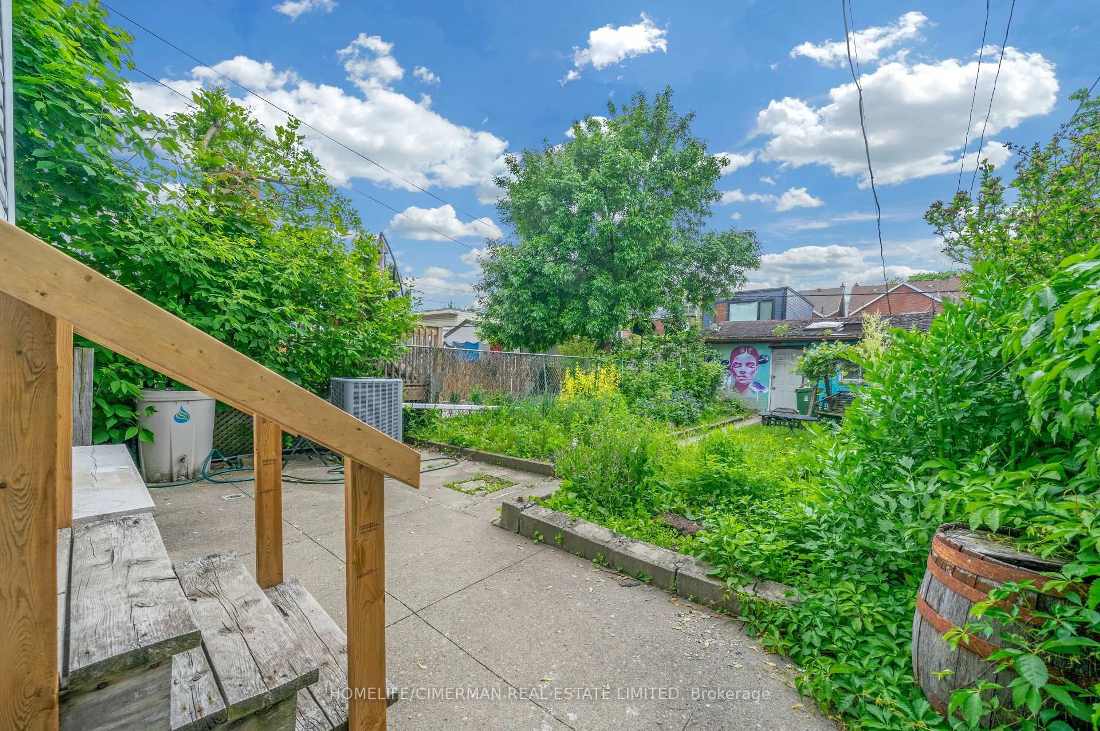 Patio, street for 660 Crawford St, Toronto Ontario M6G 3K2