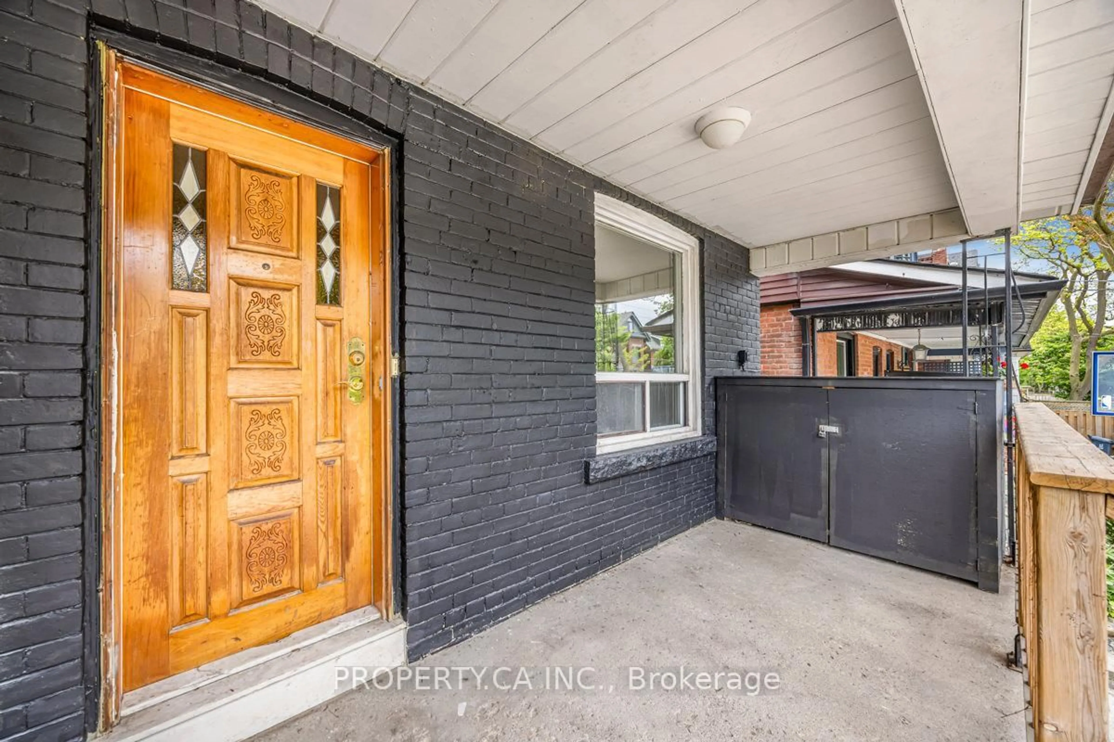 Indoor entryway for 889 Palmerston Ave, Toronto Ontario M6G 2S3