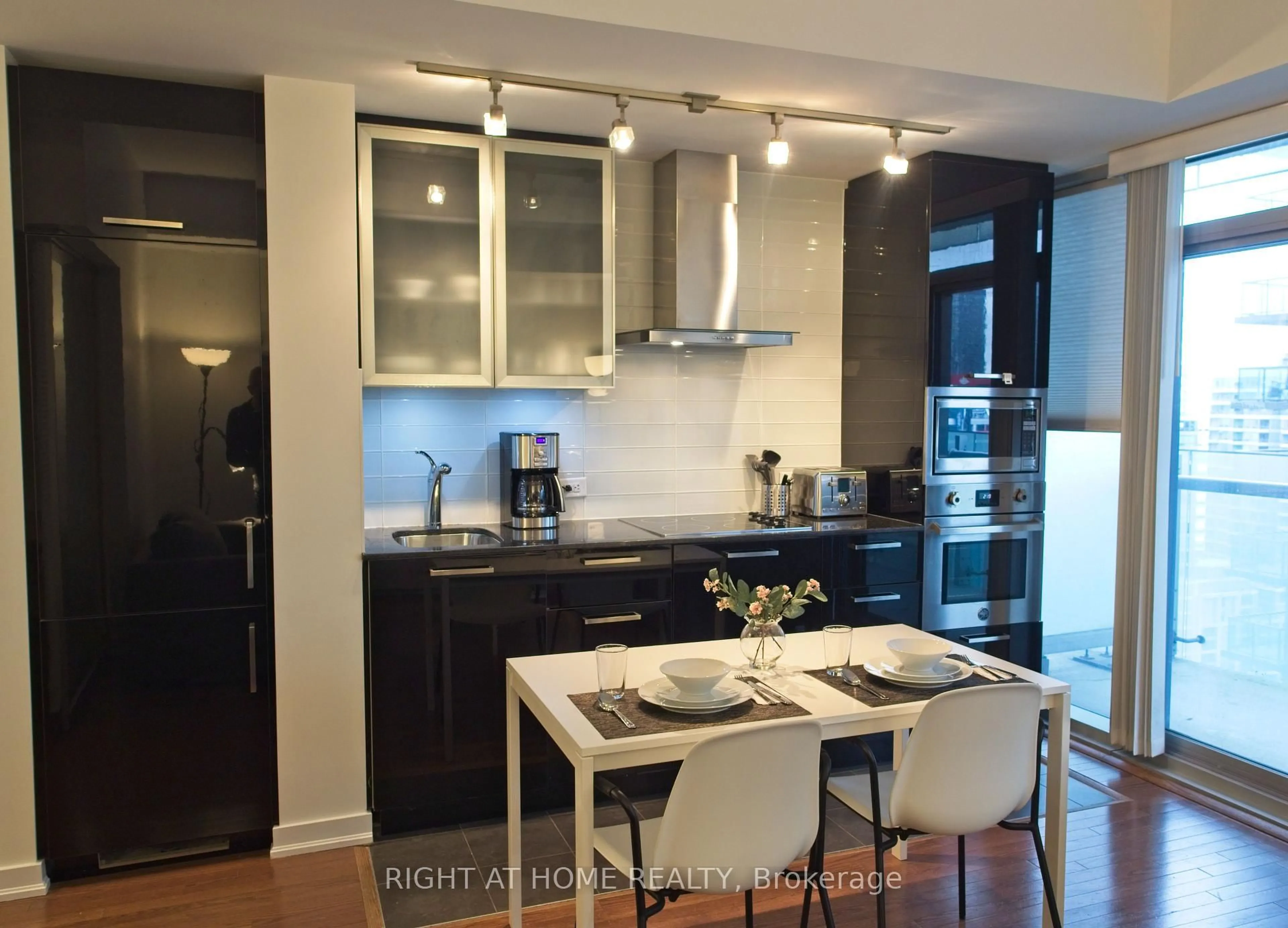 Unknown for 12 York St #1905, Toronto Ontario M5J 0A9