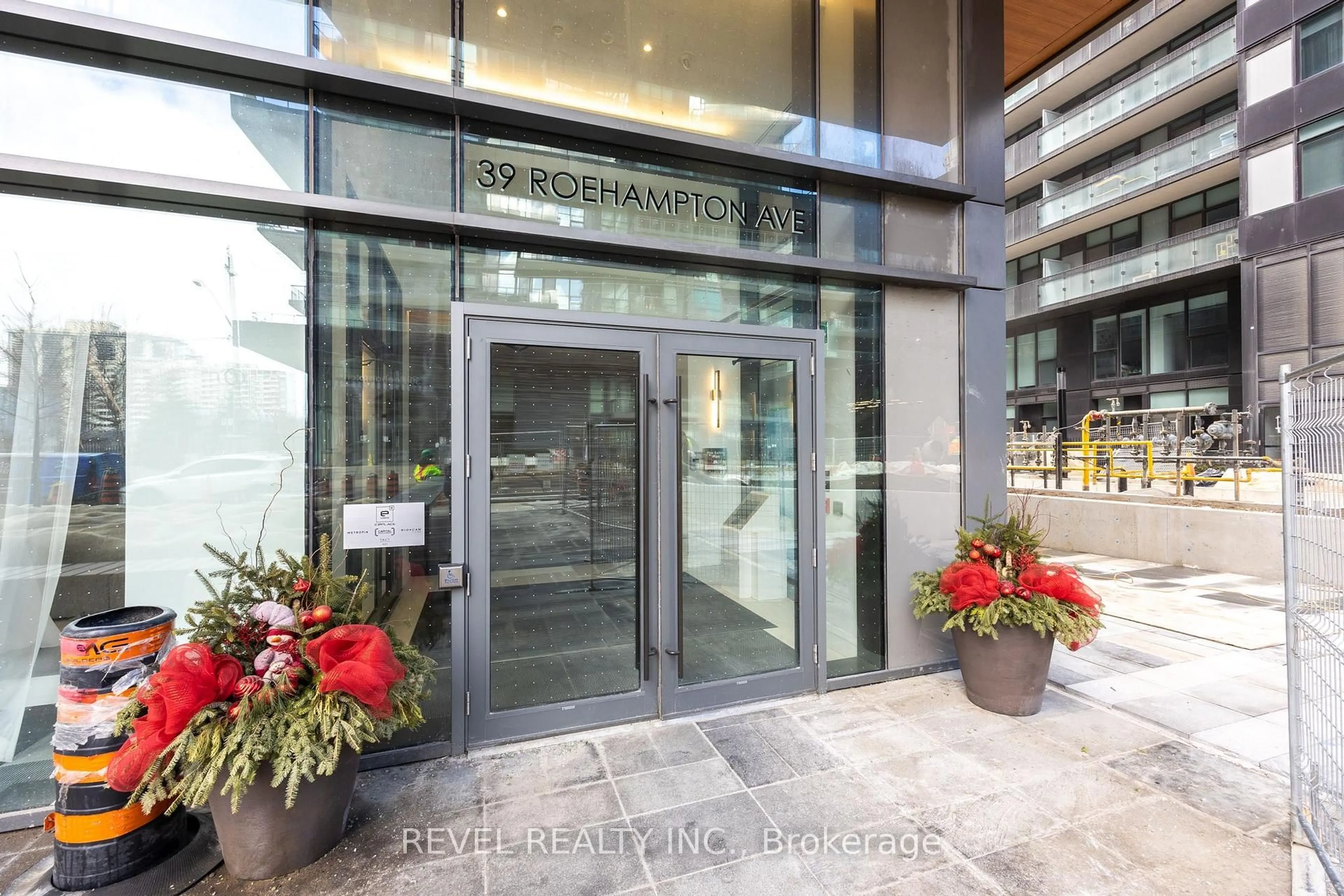 Indoor foyer for 39 Roehampton Ave #1210, Toronto Ontario M4P 1P9