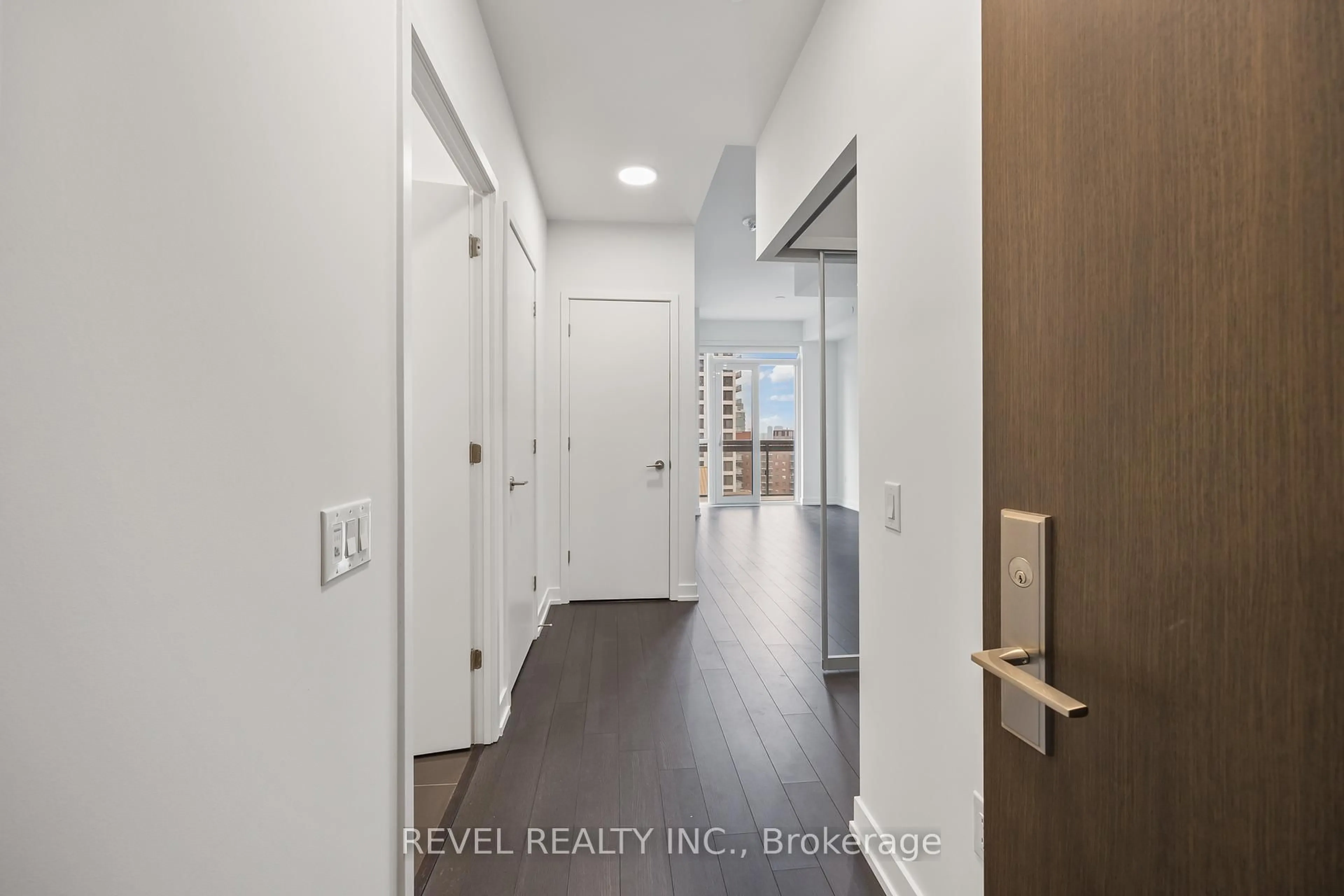 Indoor entryway for 39 Roehampton Ave #1210, Toronto Ontario M4P 1P9