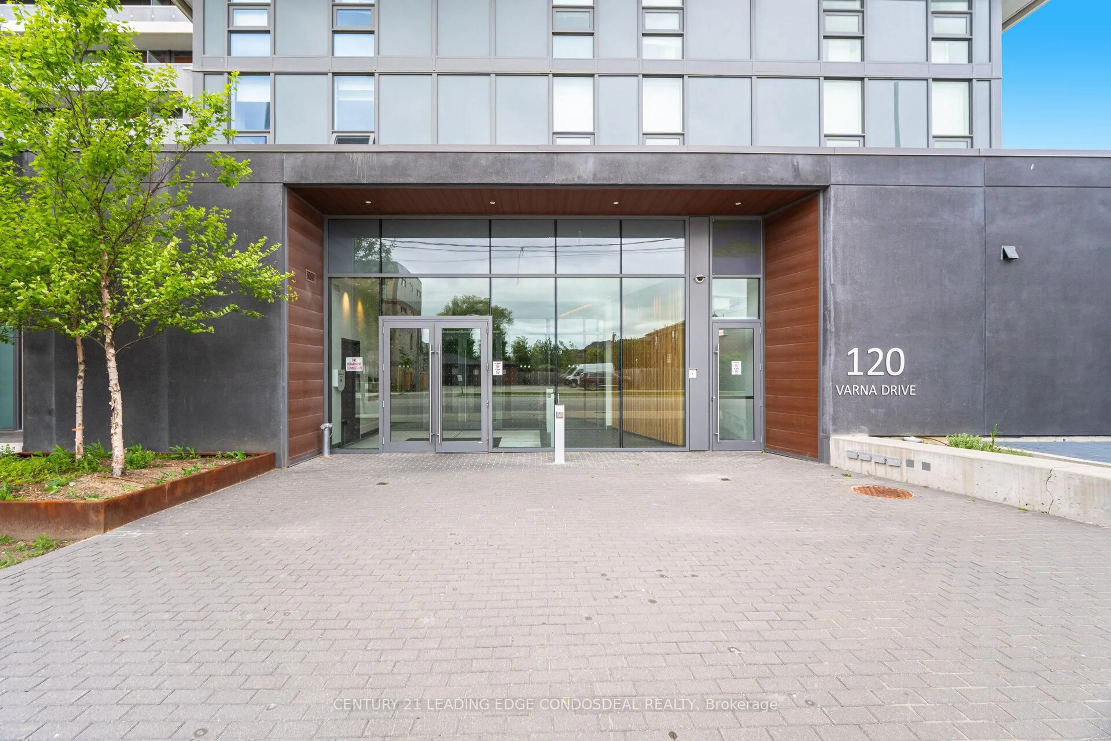 Indoor foyer for 120 Varna Dr #405, Toronto Ontario M6A 0B3
