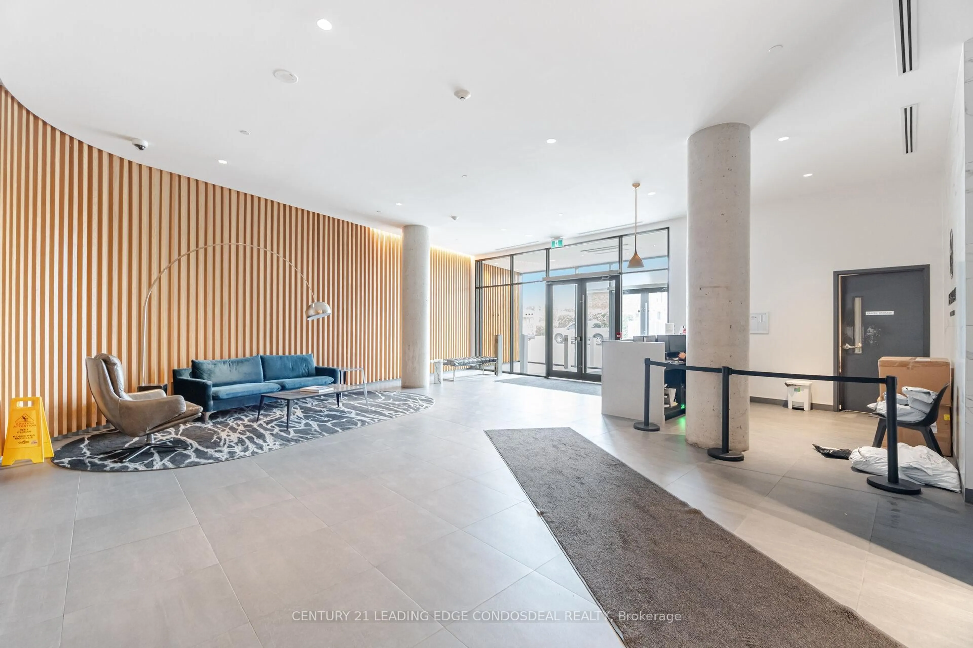 Indoor foyer for 120 Varna Dr #405, Toronto Ontario M6A 0B3