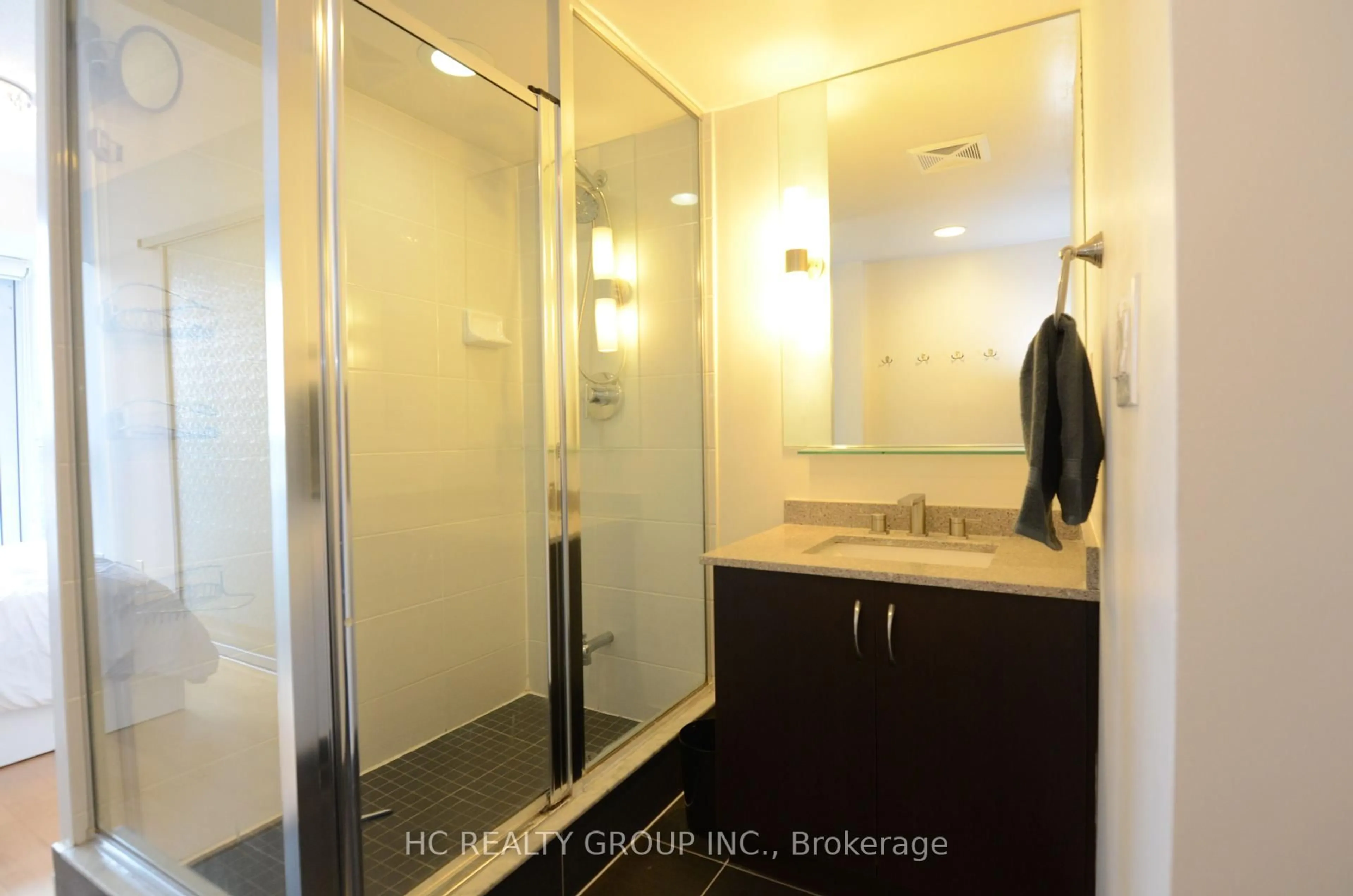 Standard bathroom, ceramic/tile floor for 320 Richmond St #322, Toronto Ontario M5A 1P9