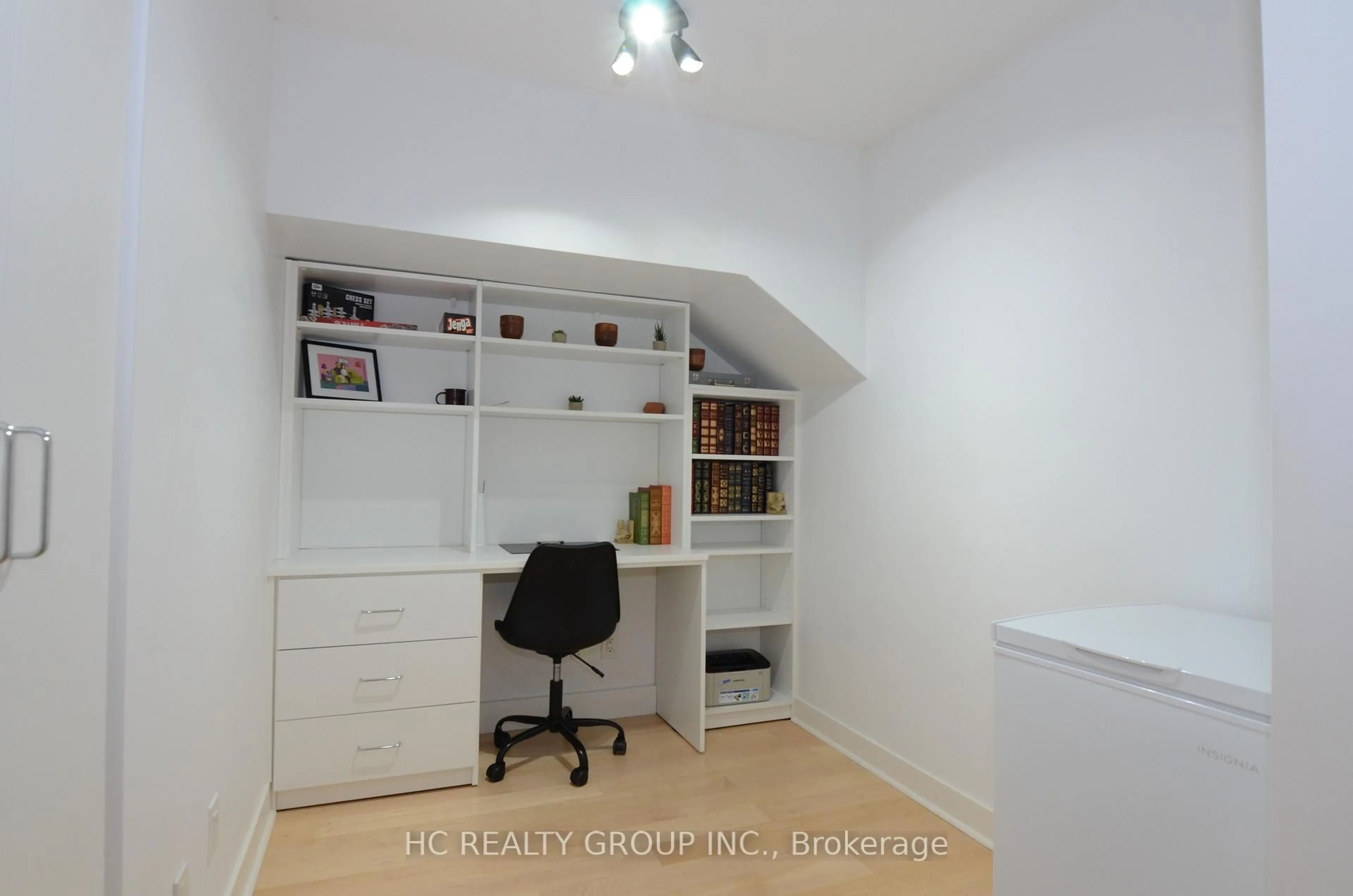 A pic of a room for 320 Richmond St #322, Toronto Ontario M5A 1P9