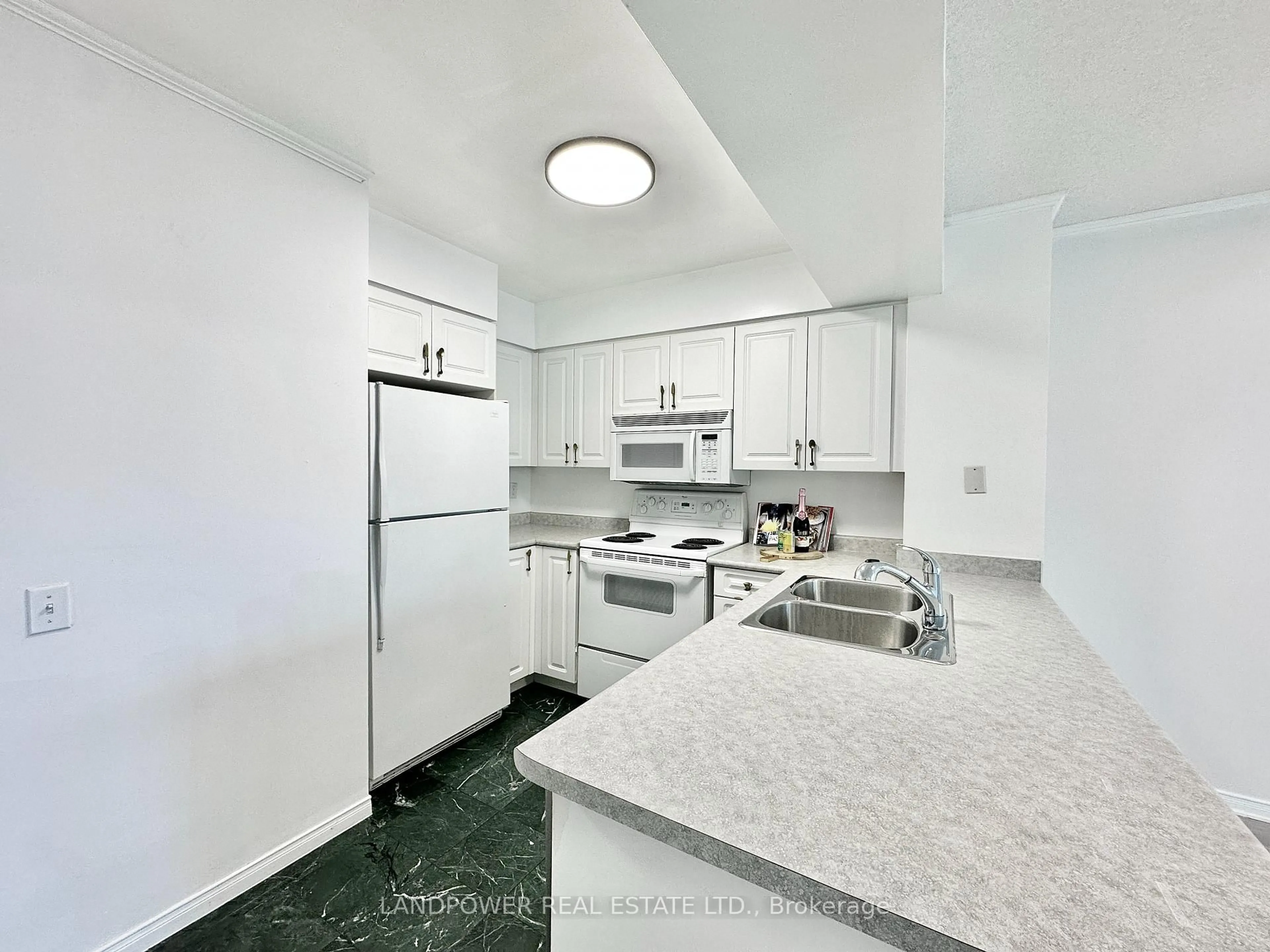 Standard kitchen, ceramic/tile floor for 750 Bay St #2108, Toronto Ontario M5G 1N6