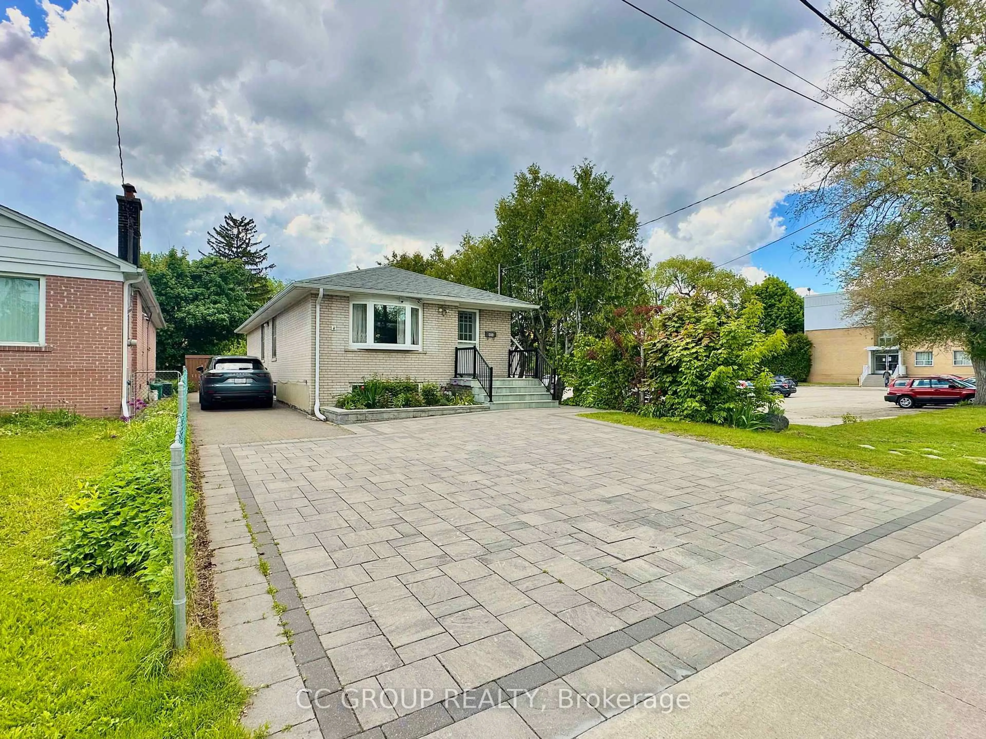 A pic from outside/outdoor area/front of a property/back of a property/a pic from drone, street for 404 Willowdale Ave, Toronto Ontario M2N 5B1