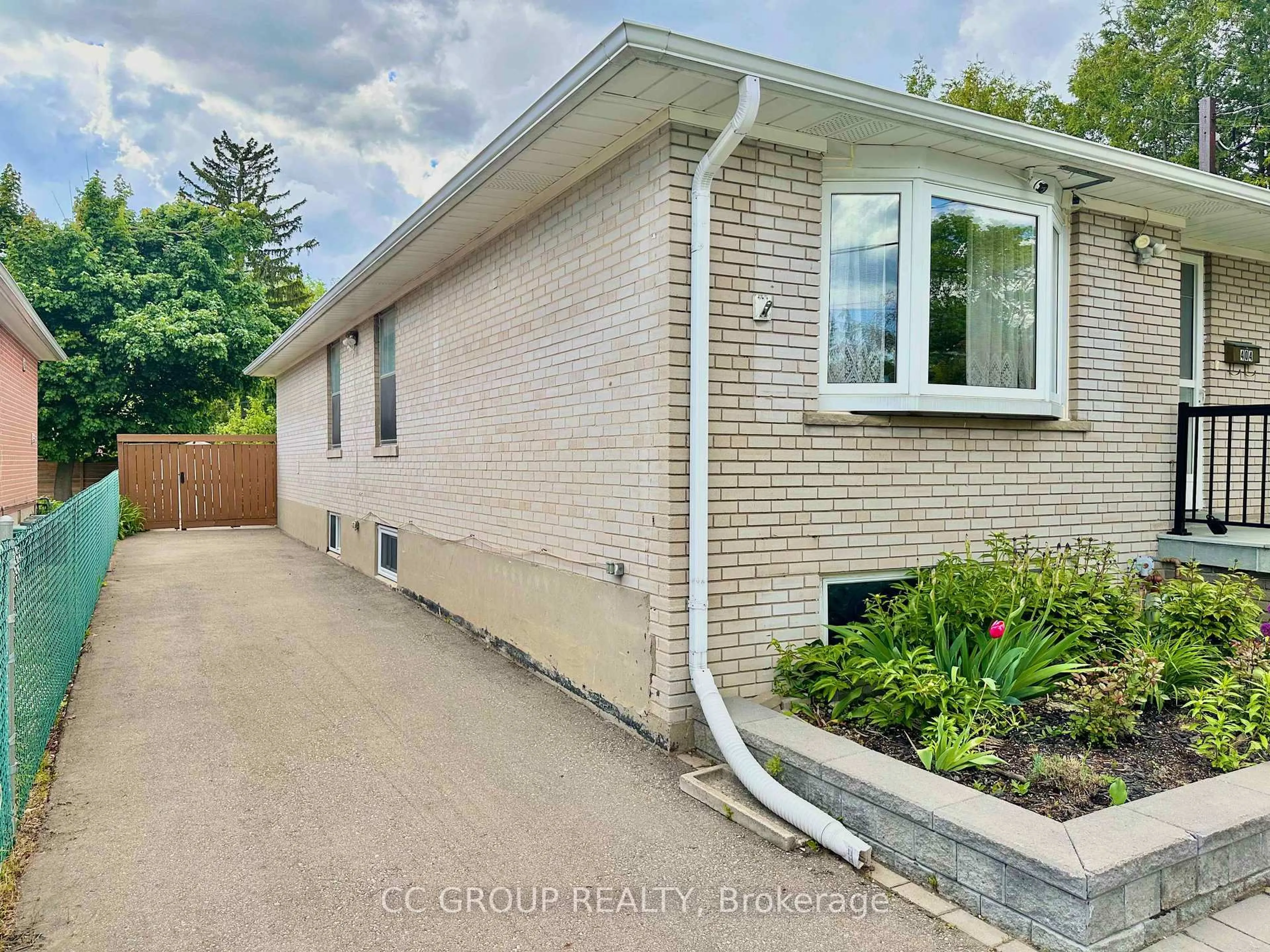 Home with brick exterior material, street for 404 Willowdale Ave, Toronto Ontario M2N 5B1