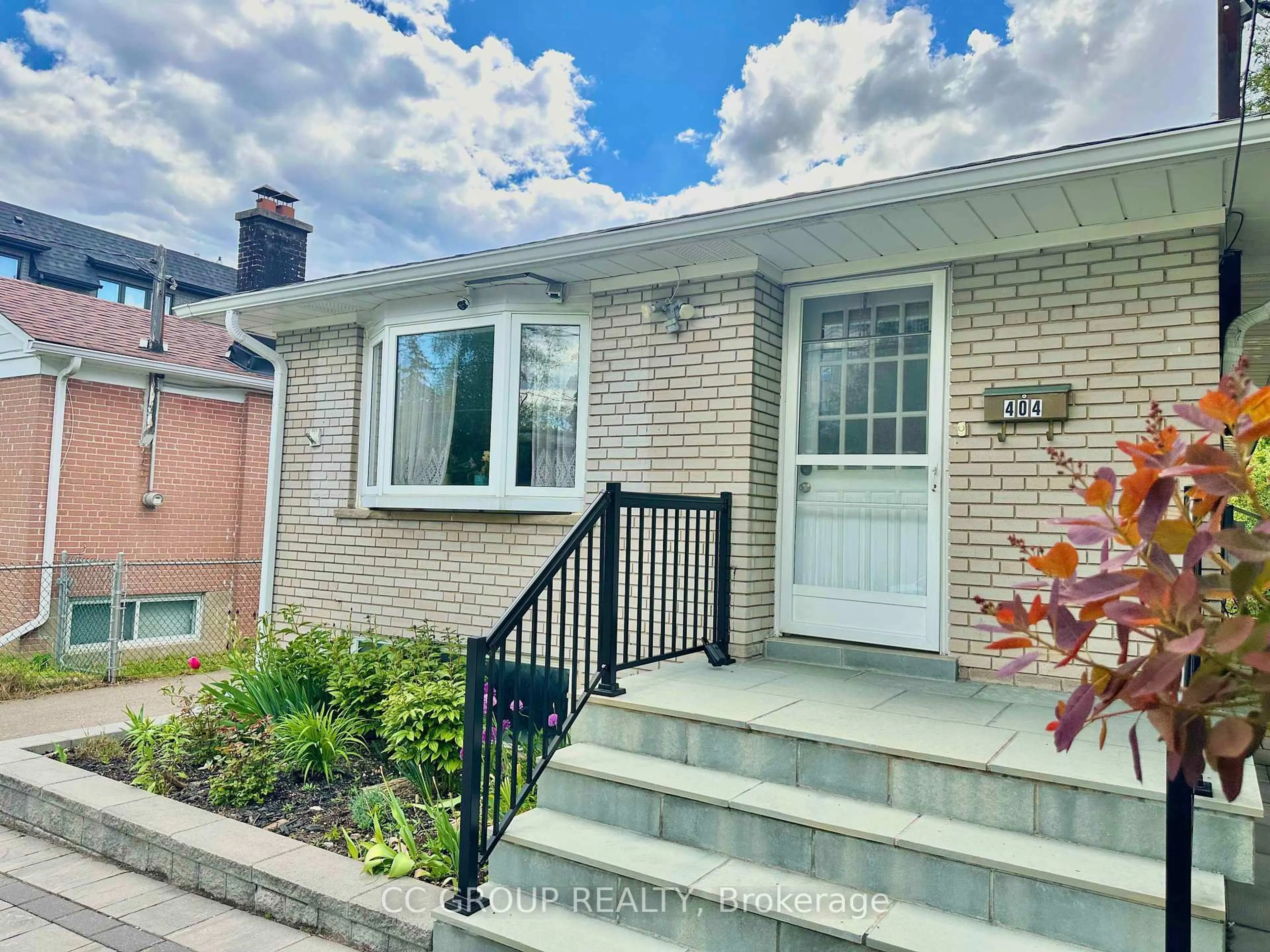 Home with vinyl exterior material, street for 404 Willowdale Ave, Toronto Ontario M2N 5B1