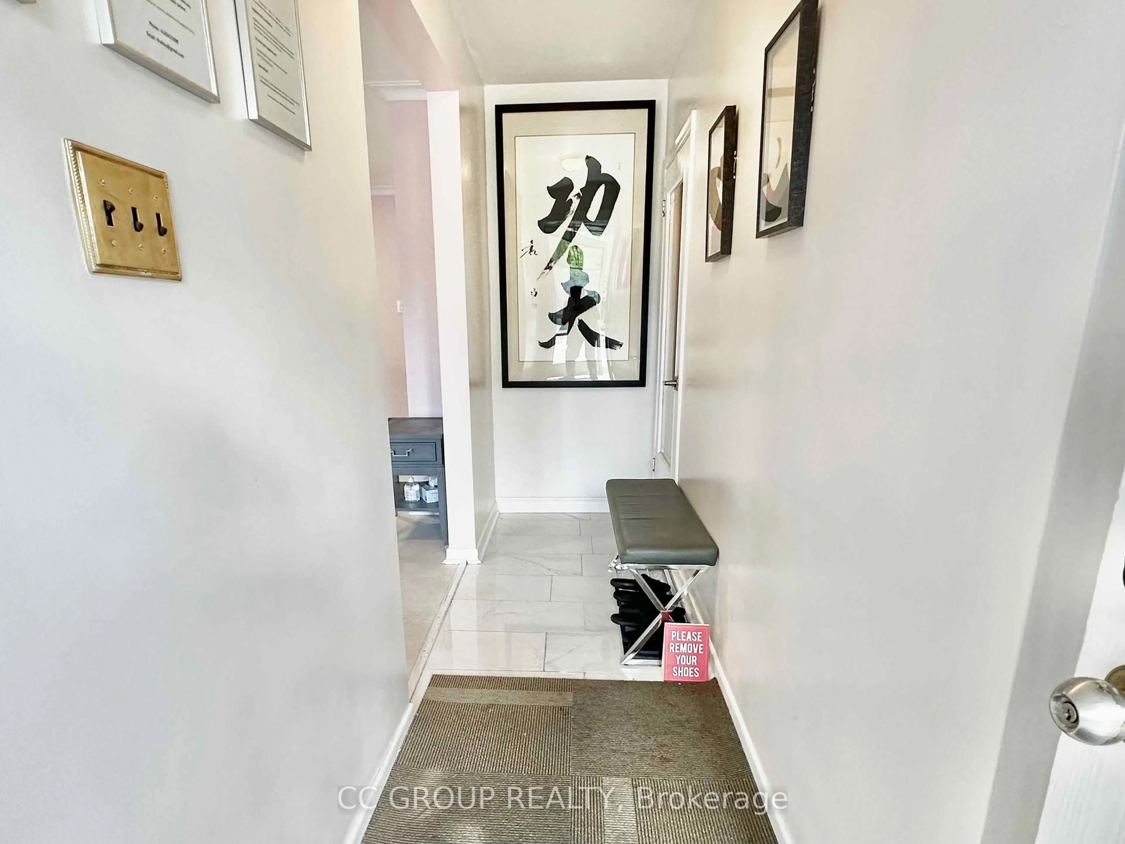 Indoor foyer for 404 Willowdale Ave, Toronto Ontario M2N 5B1