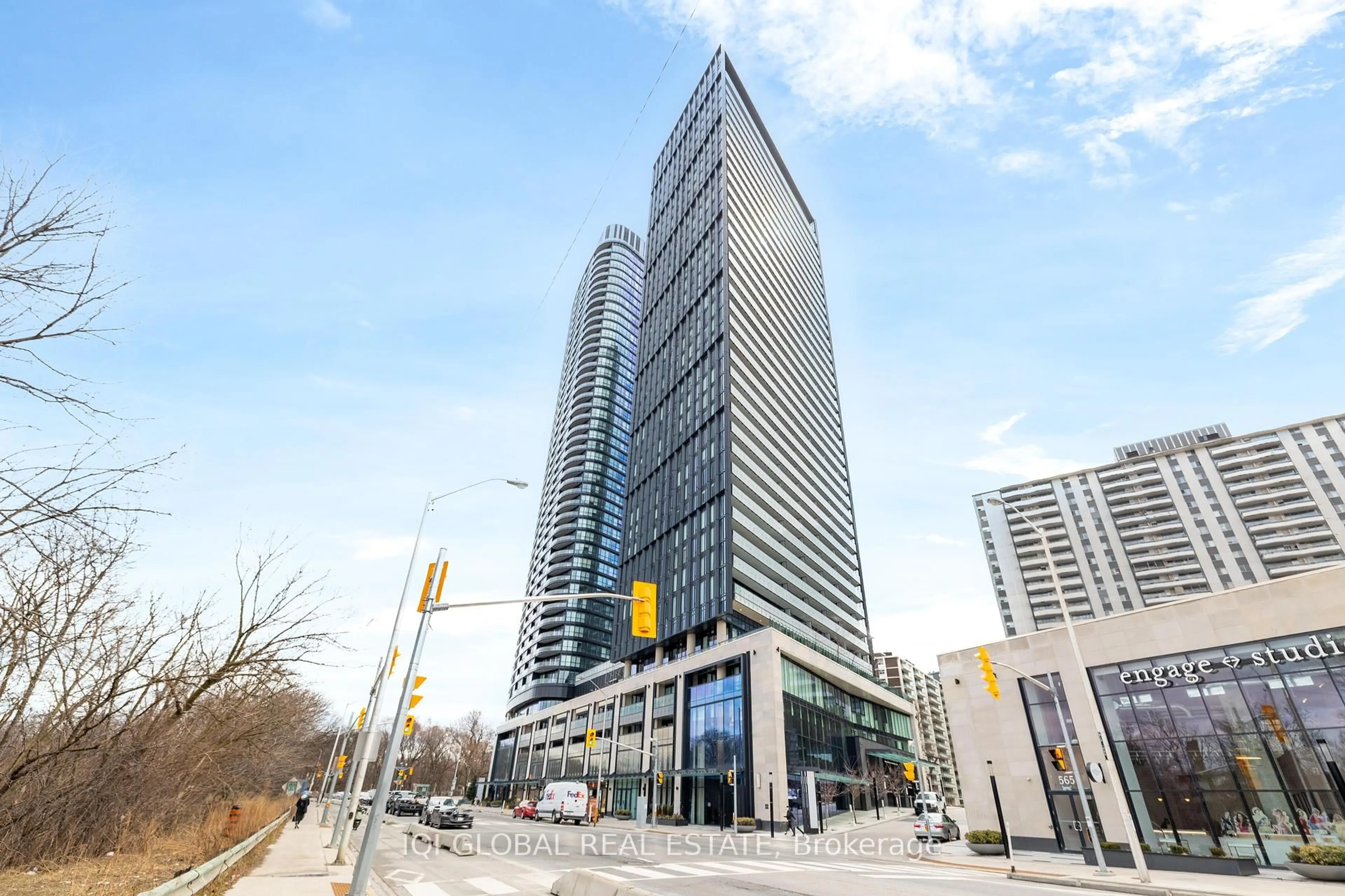 Indoor foyer for 585 Bloor St #922, Toronto Ontario M4W 0B3