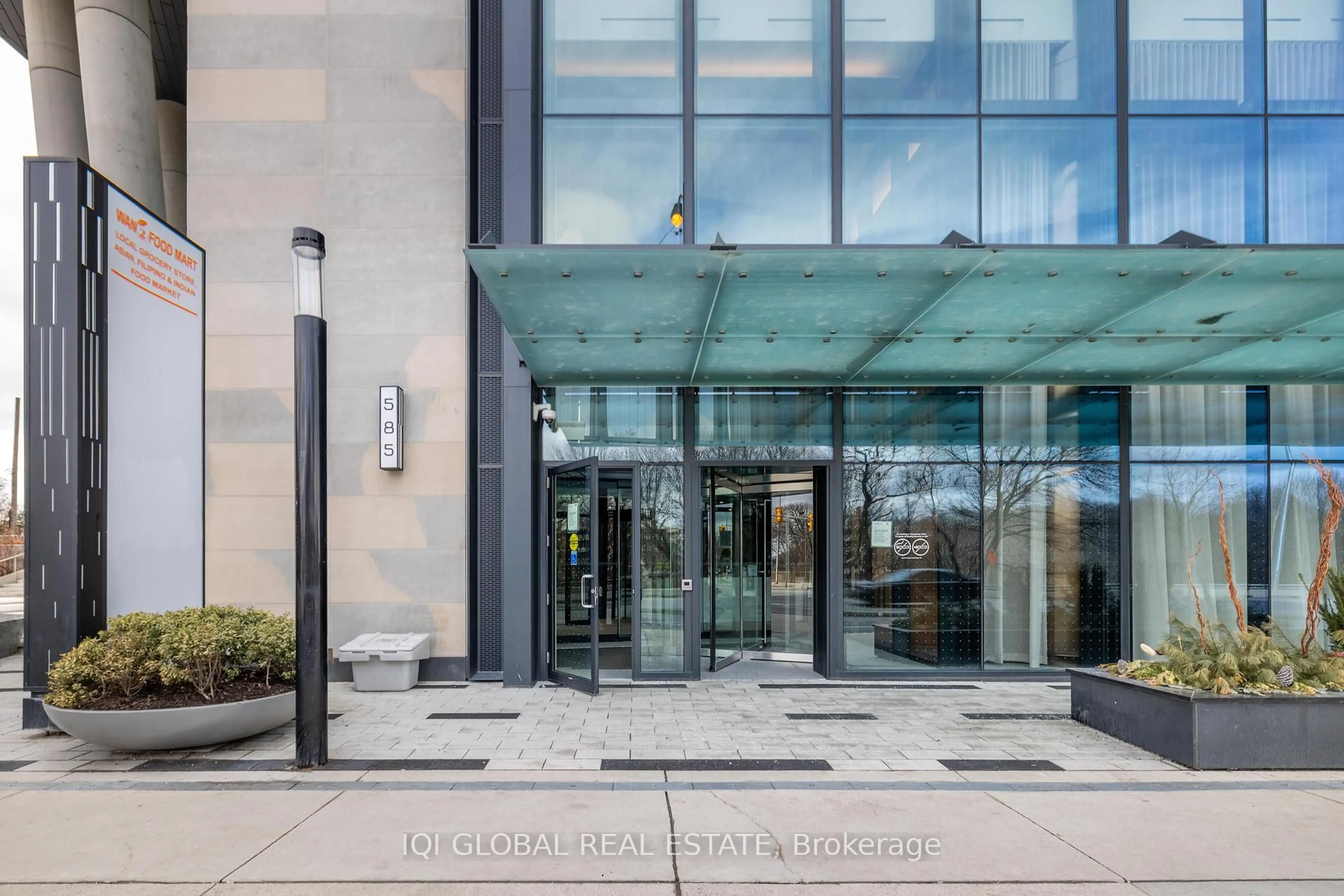 Indoor foyer for 585 Bloor St #922, Toronto Ontario M4W 0B3