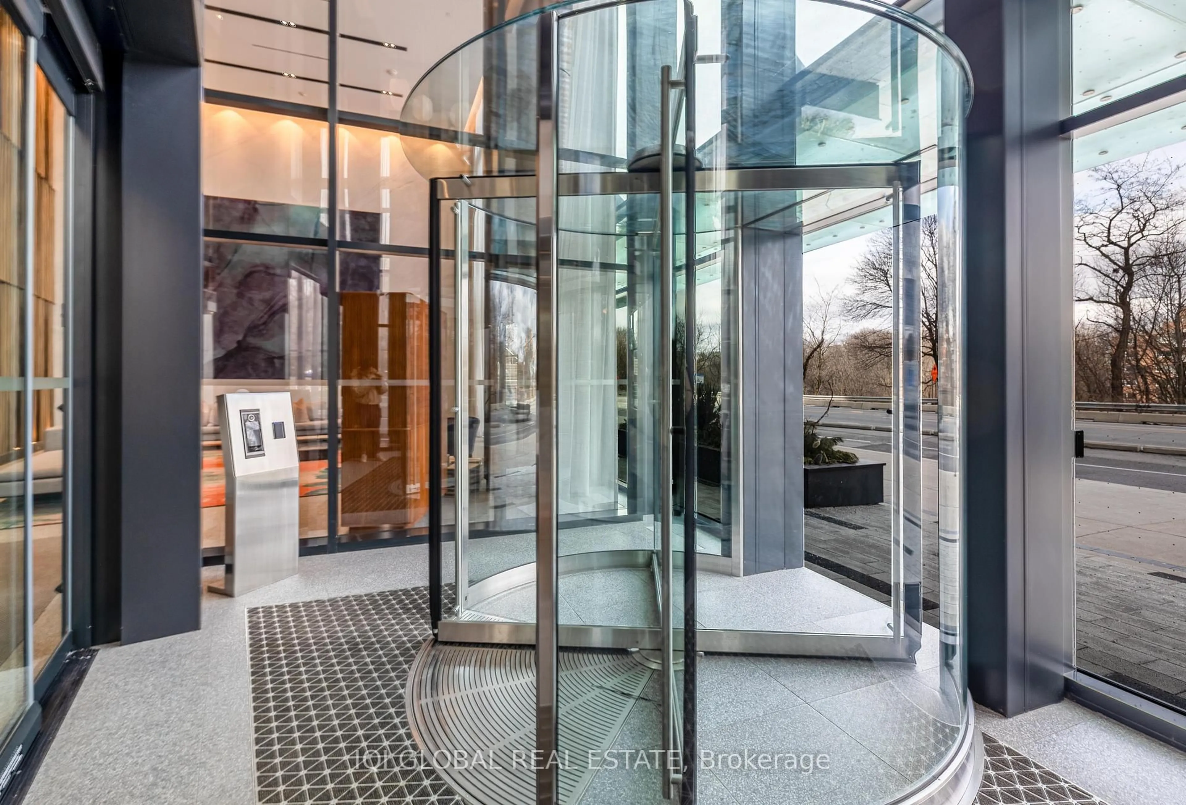 Indoor foyer for 585 Bloor St #922, Toronto Ontario M4W 0B3